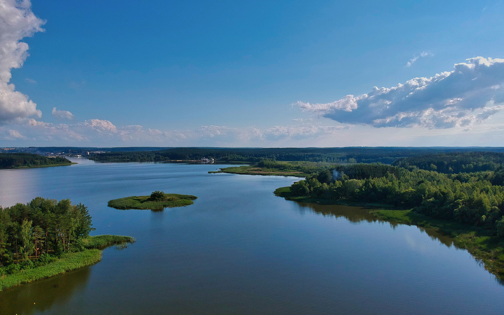 平静的湖面,,海天一色