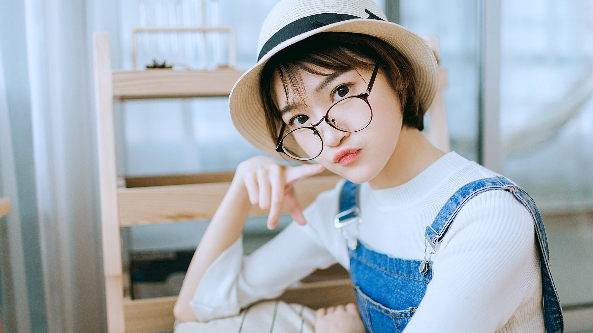 清纯,,,短发,,俏皮,,甜美,,室内,,可爱,,