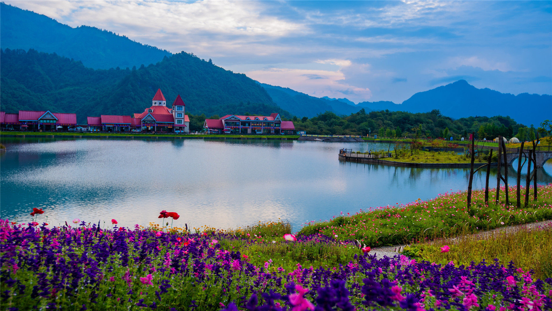 自然风光,西岭雪山,湖,花丛,小镇,山峰