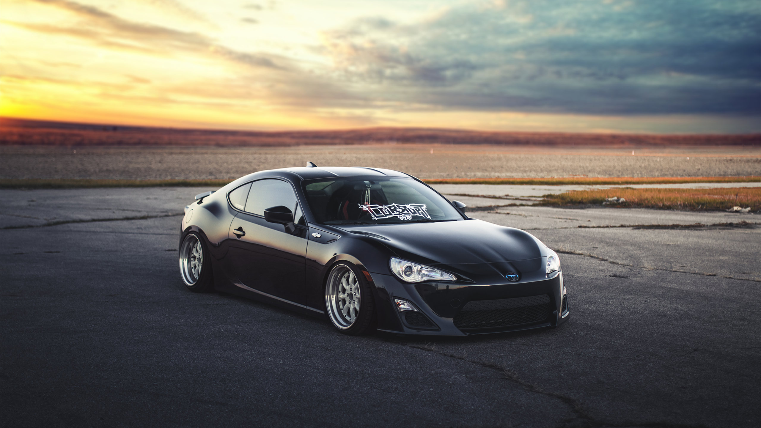 旷野,乌云,晚霞,黑色跑车,