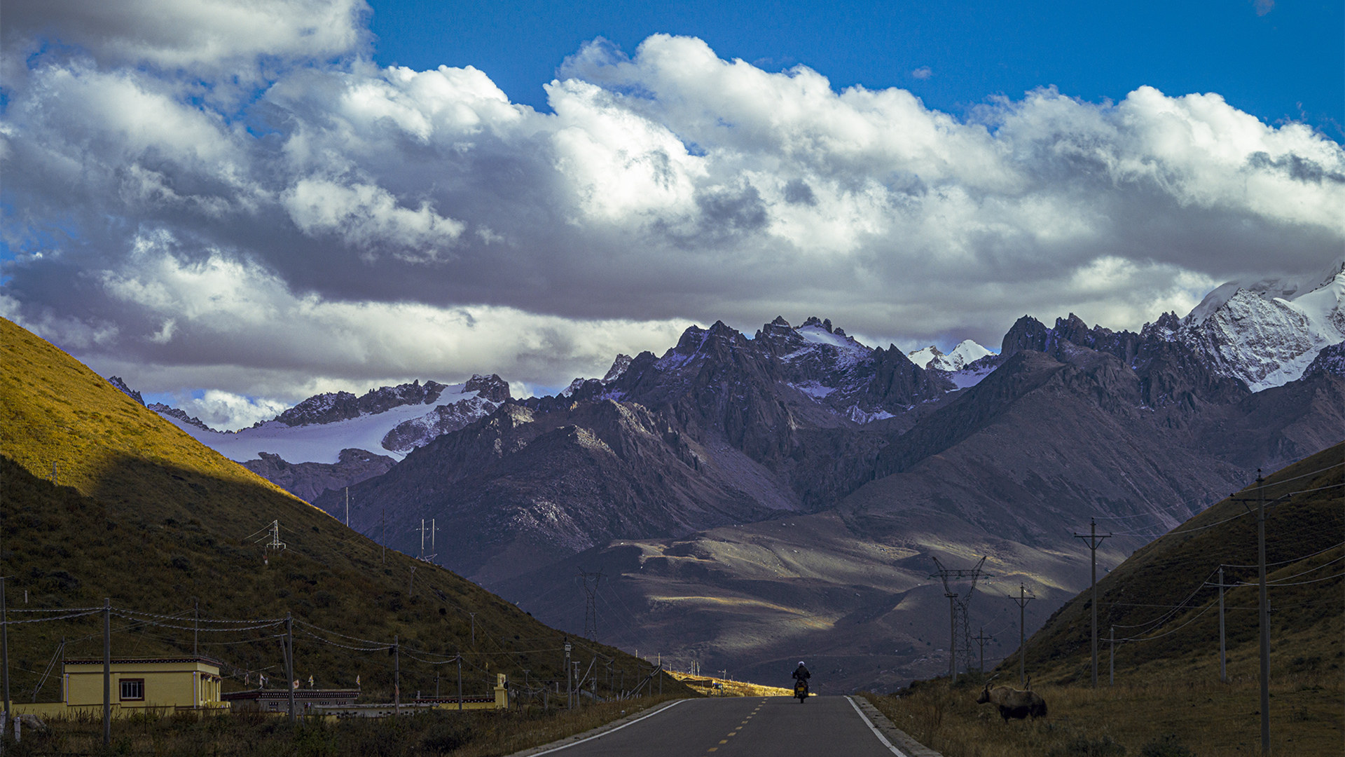 自然风光,高原,雪山,云层,山谷,公路