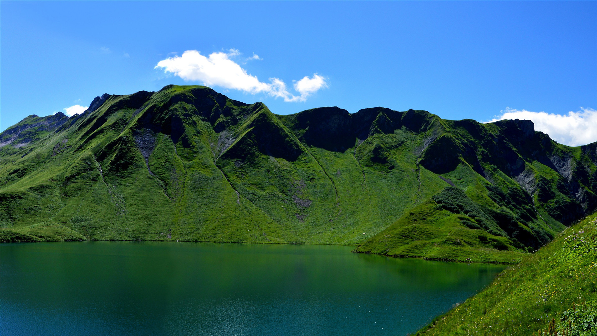 炎炎夏日,山脉,碧绿,蓝天