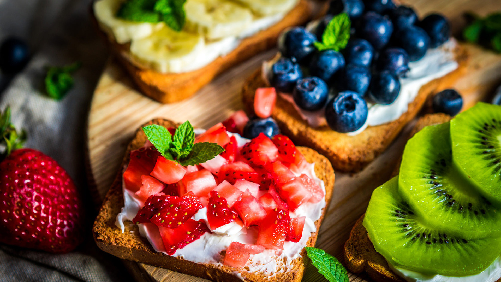 动感水果,草莓,蓝莓,奇异果,猕猴桃,派