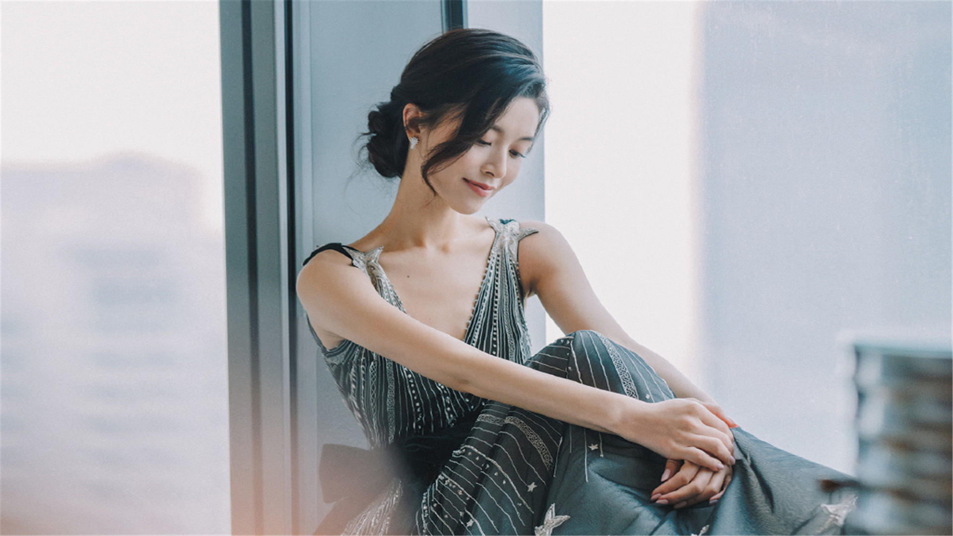 文艺古风,礼服,窗台,长发,美肩