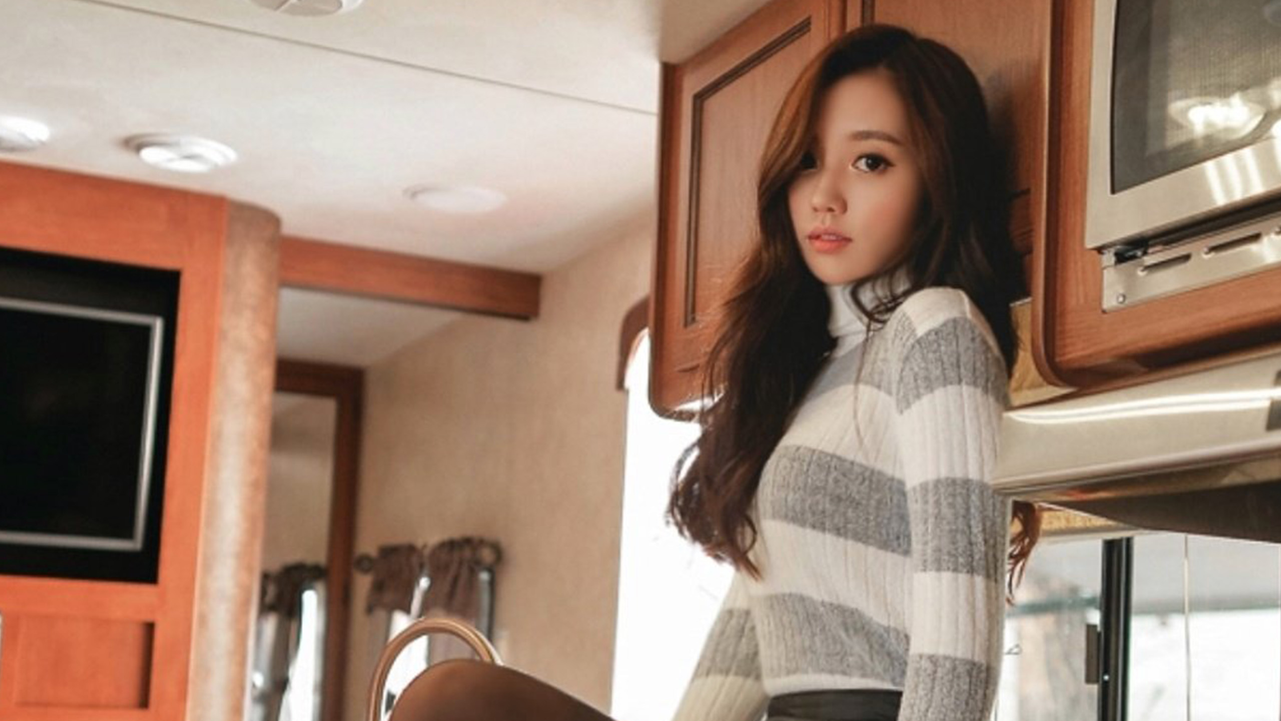 清纯,毛衣,长发,卷发,厨房