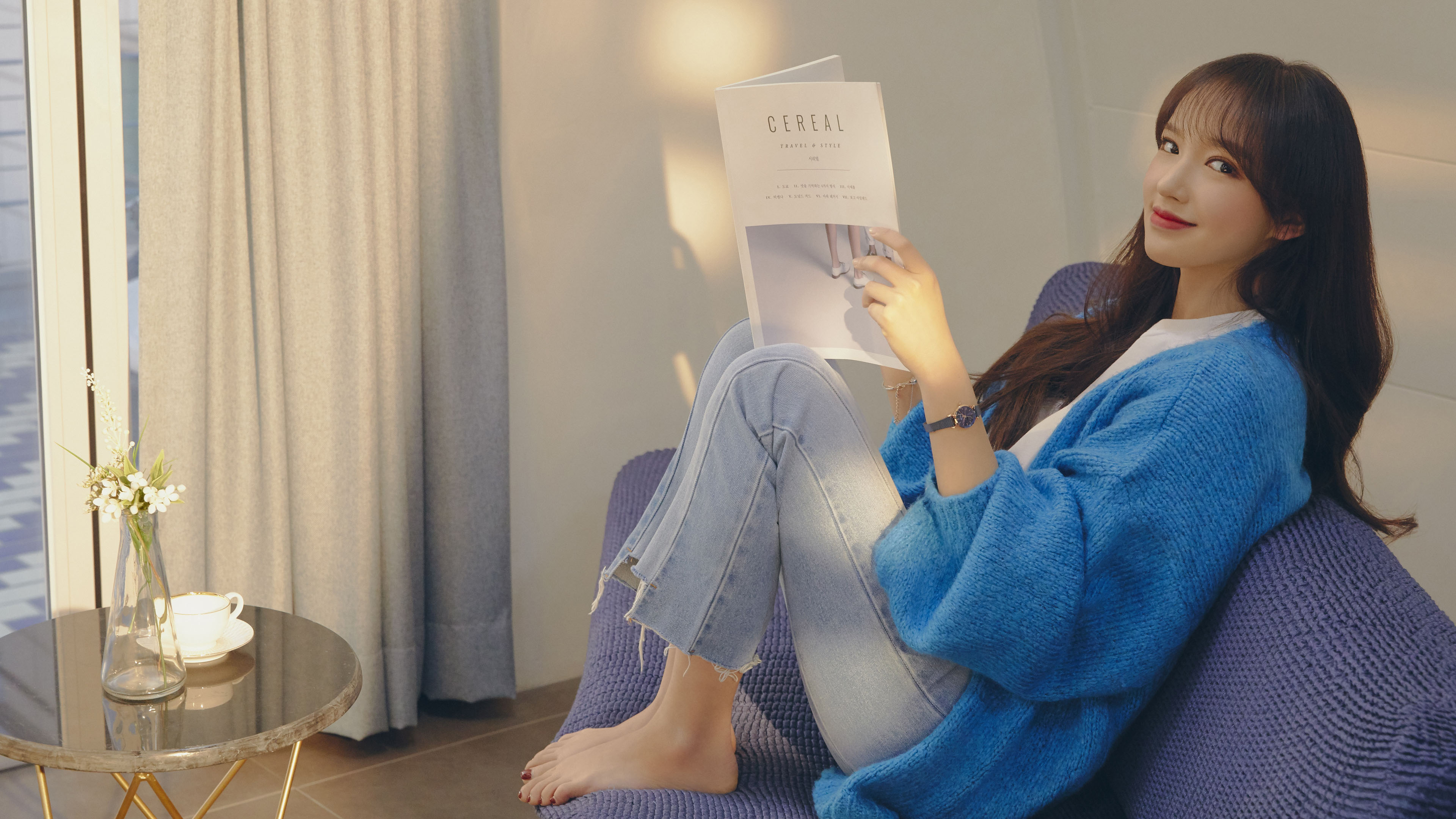 程潇,沙发,书,杂志,美女,牛仔裤