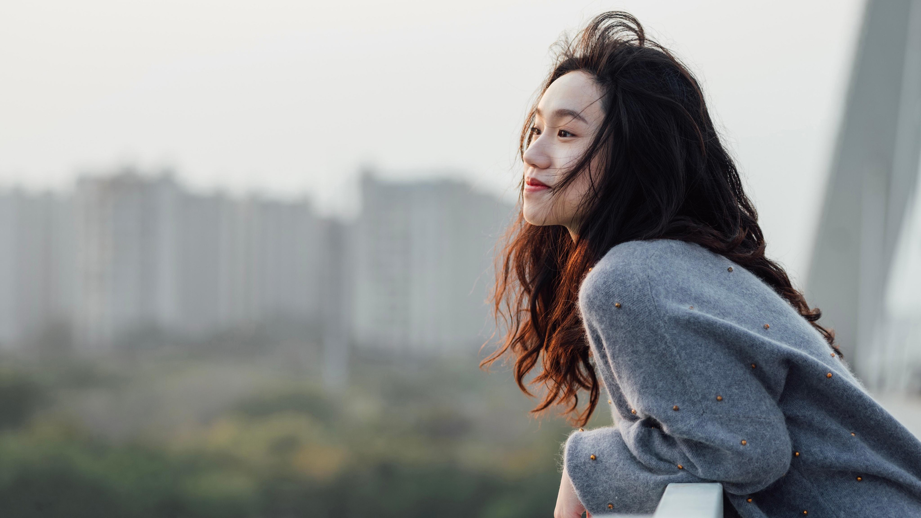 清纯,灰色毛衣,远望,微风,阳光,微笑,可爱