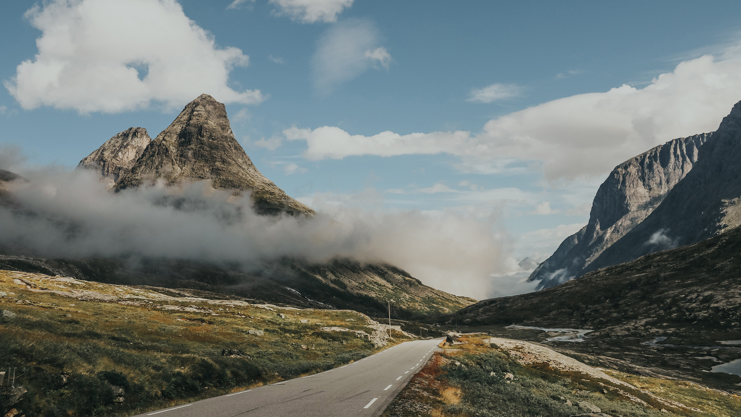 自然风光,公路,山峰,云雾,云彩