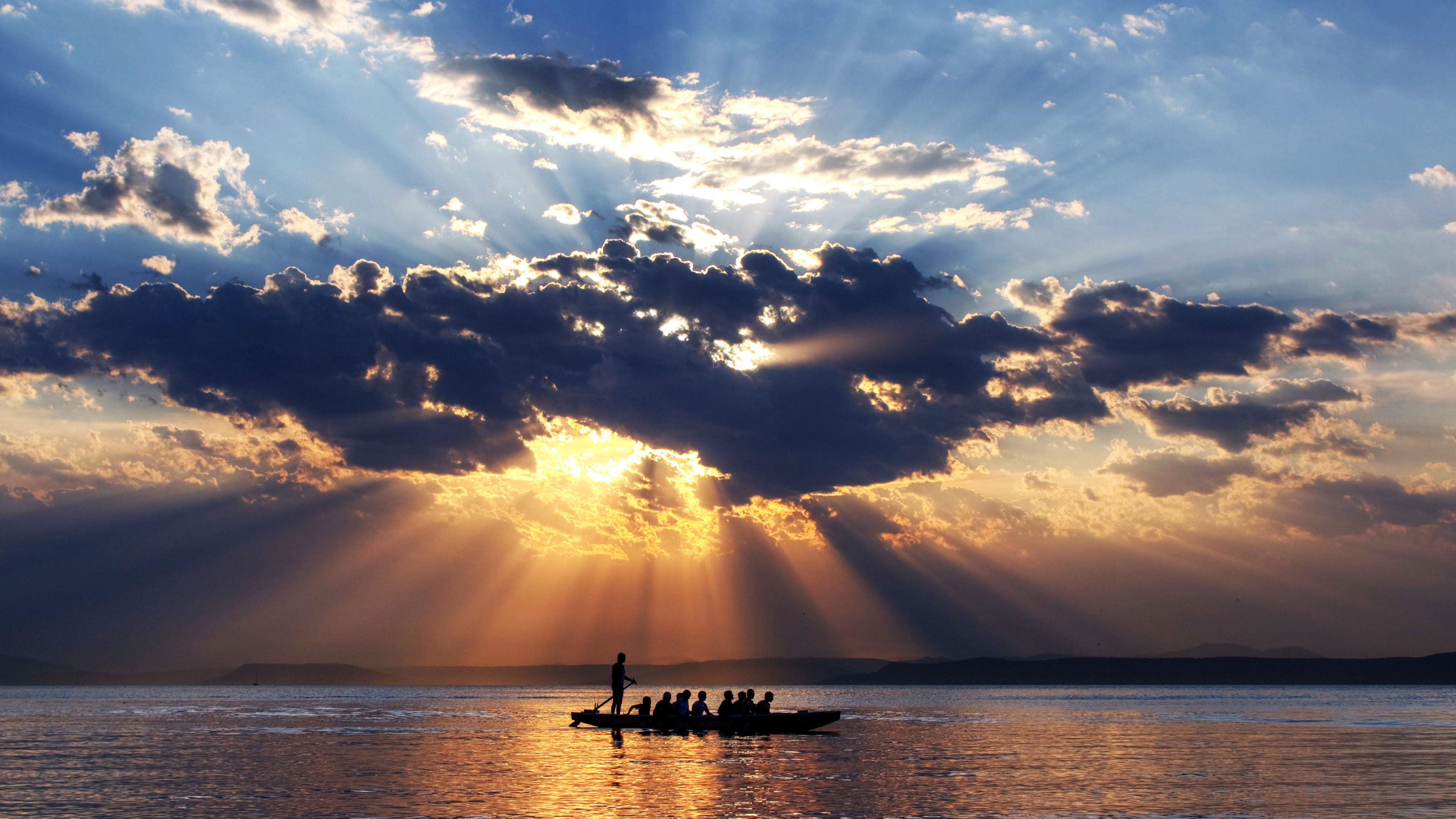 落日余晖,晚霞,小船渡江