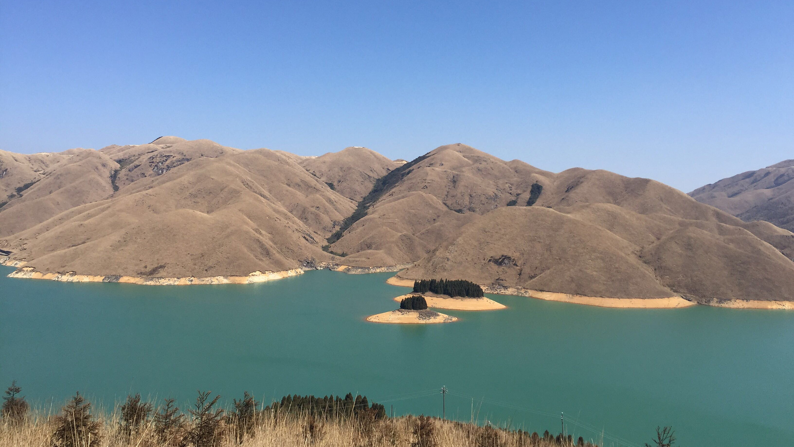 碧蓝江面,山坡,万里无云