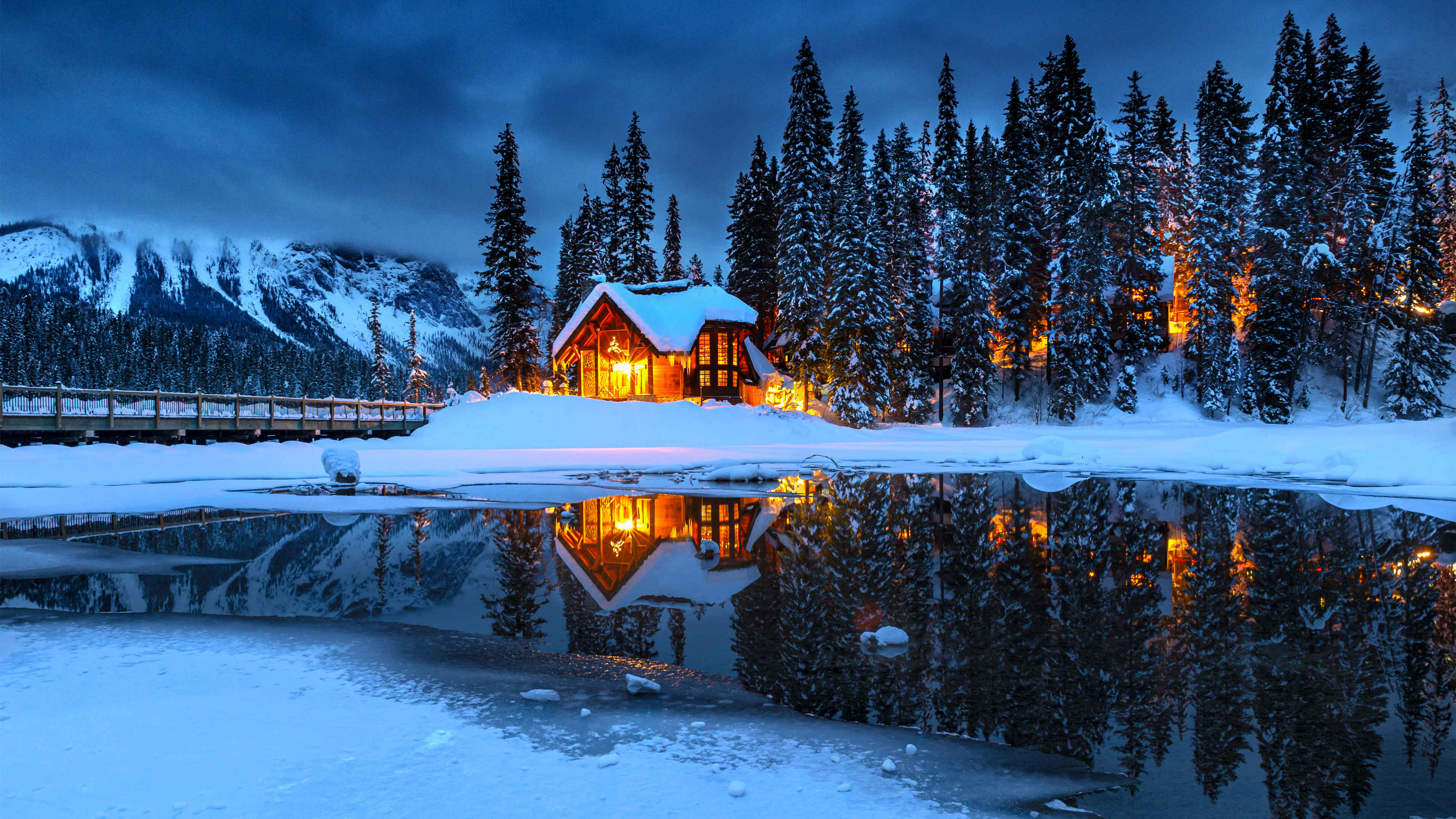 冰天雪地,湖中倒影,小木屋,灯火