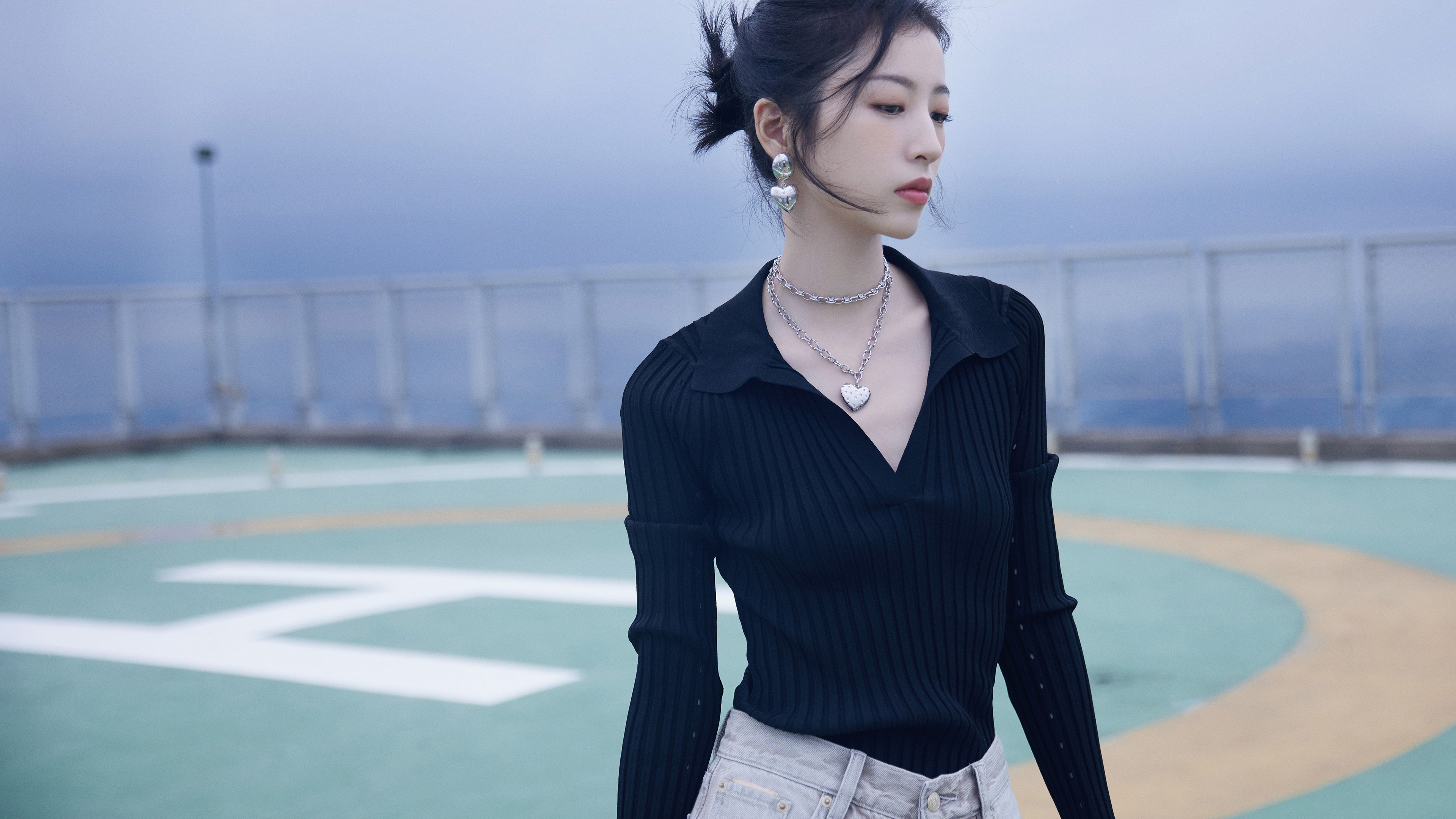 周雨彤,黑色毛衣,牛仔裤