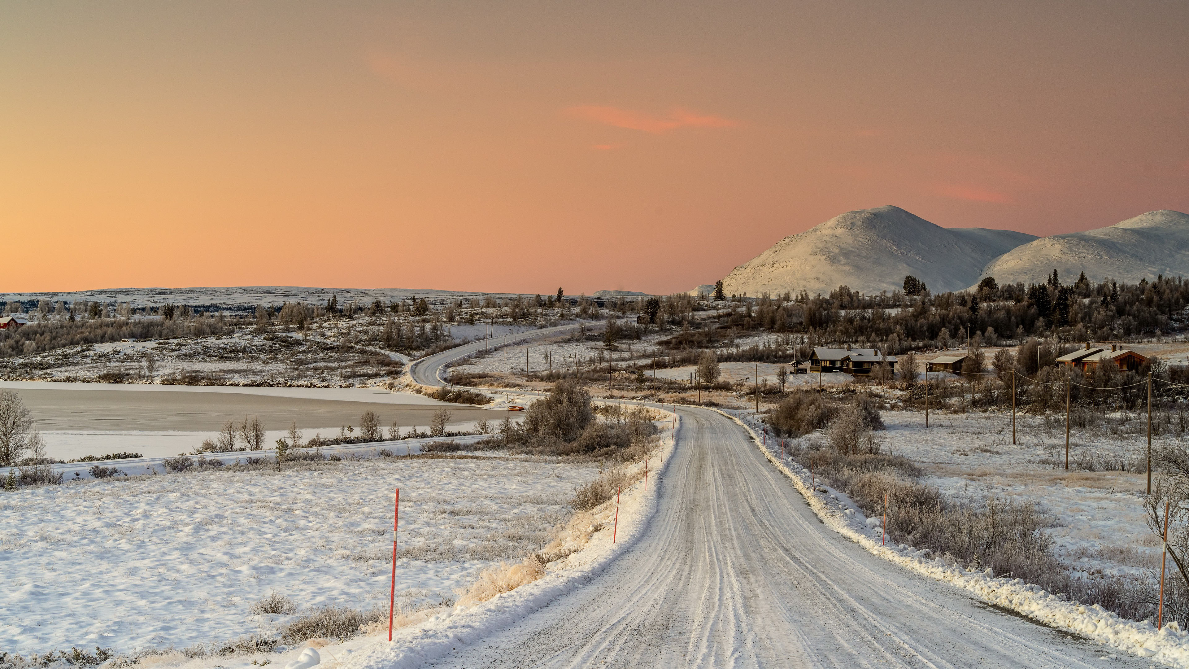 冰天雪地,白雪茫茫,公路