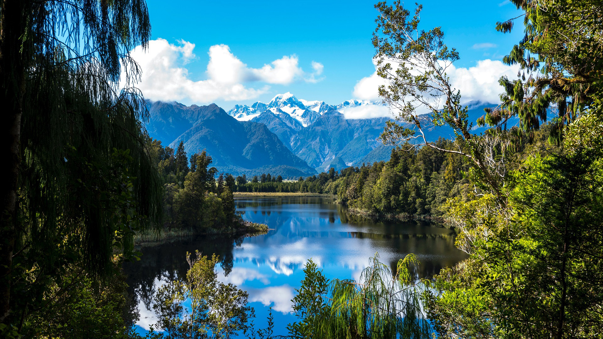 自然风光,雪山,湖中倒影,白云
