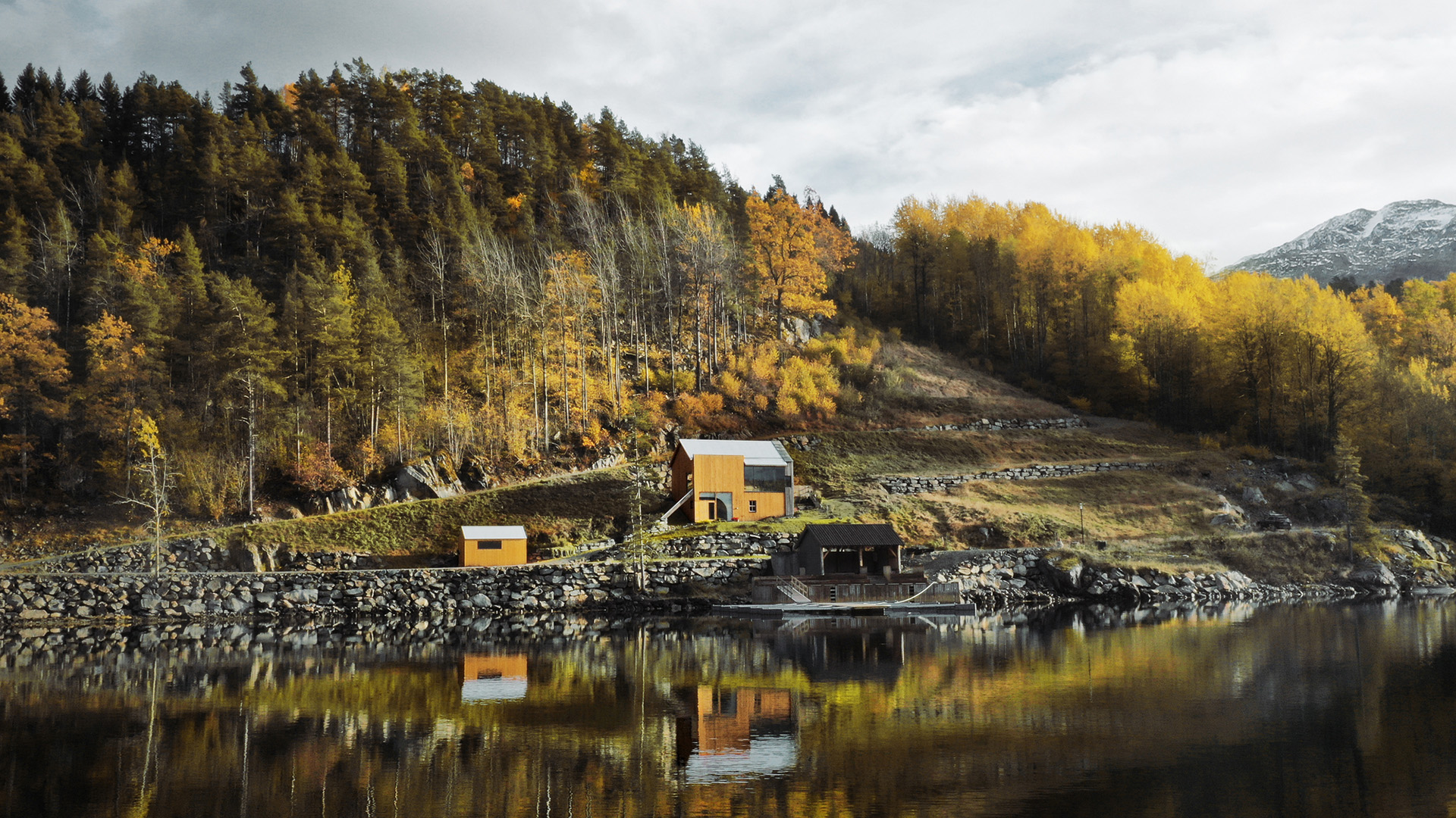 秋意正浓,湖畔小屋,树林,山坡