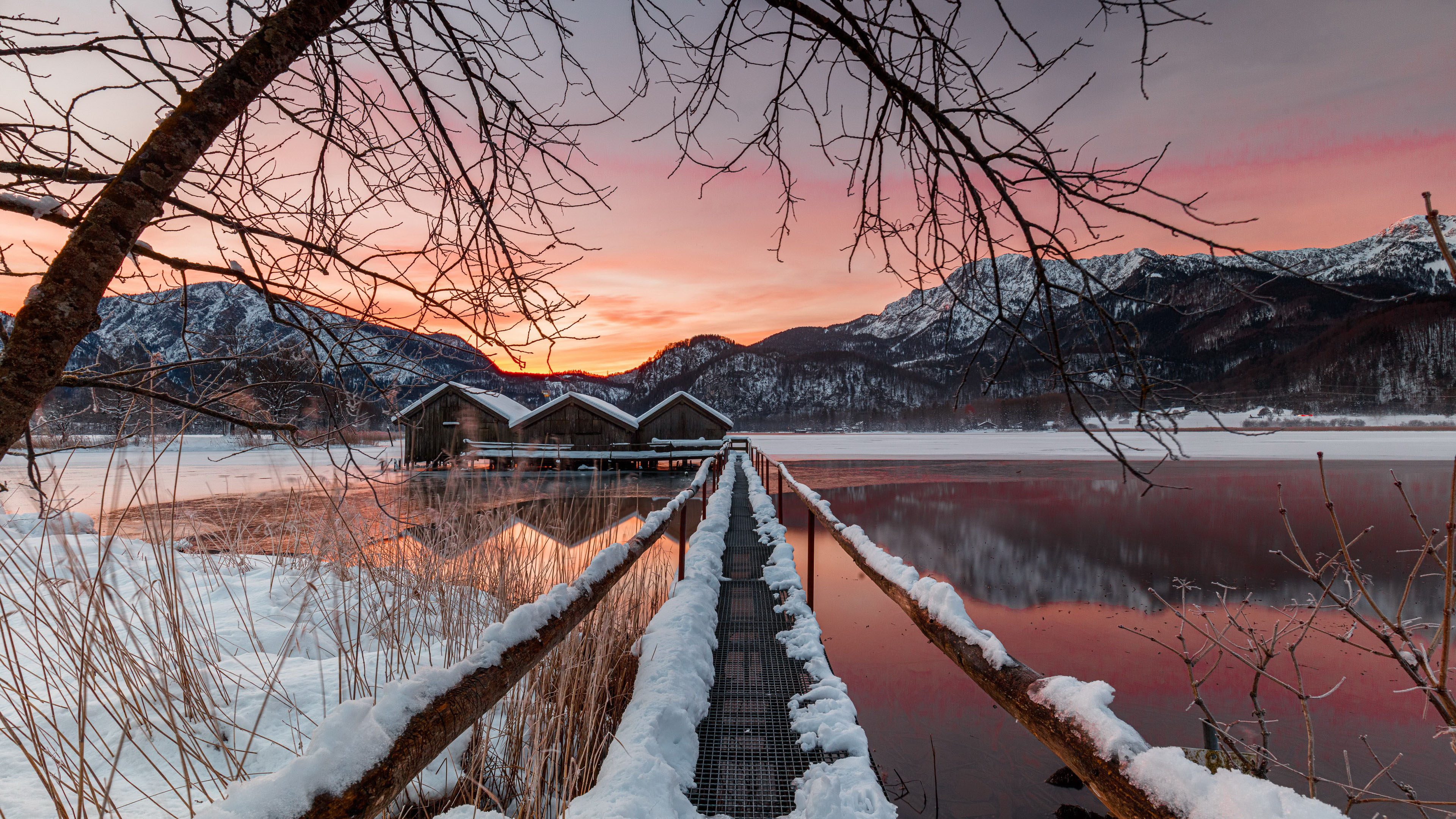 冰天雪地,雪后清晨,湖边小屋