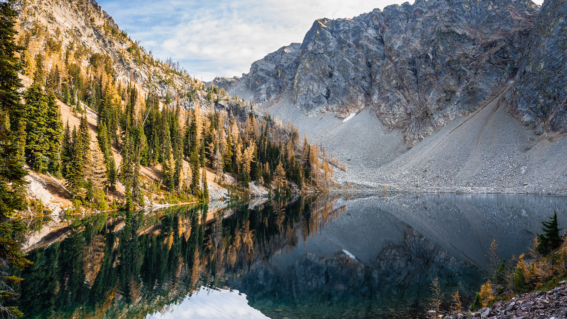 秋意正浓,湖中倒影,雪山,湖泊