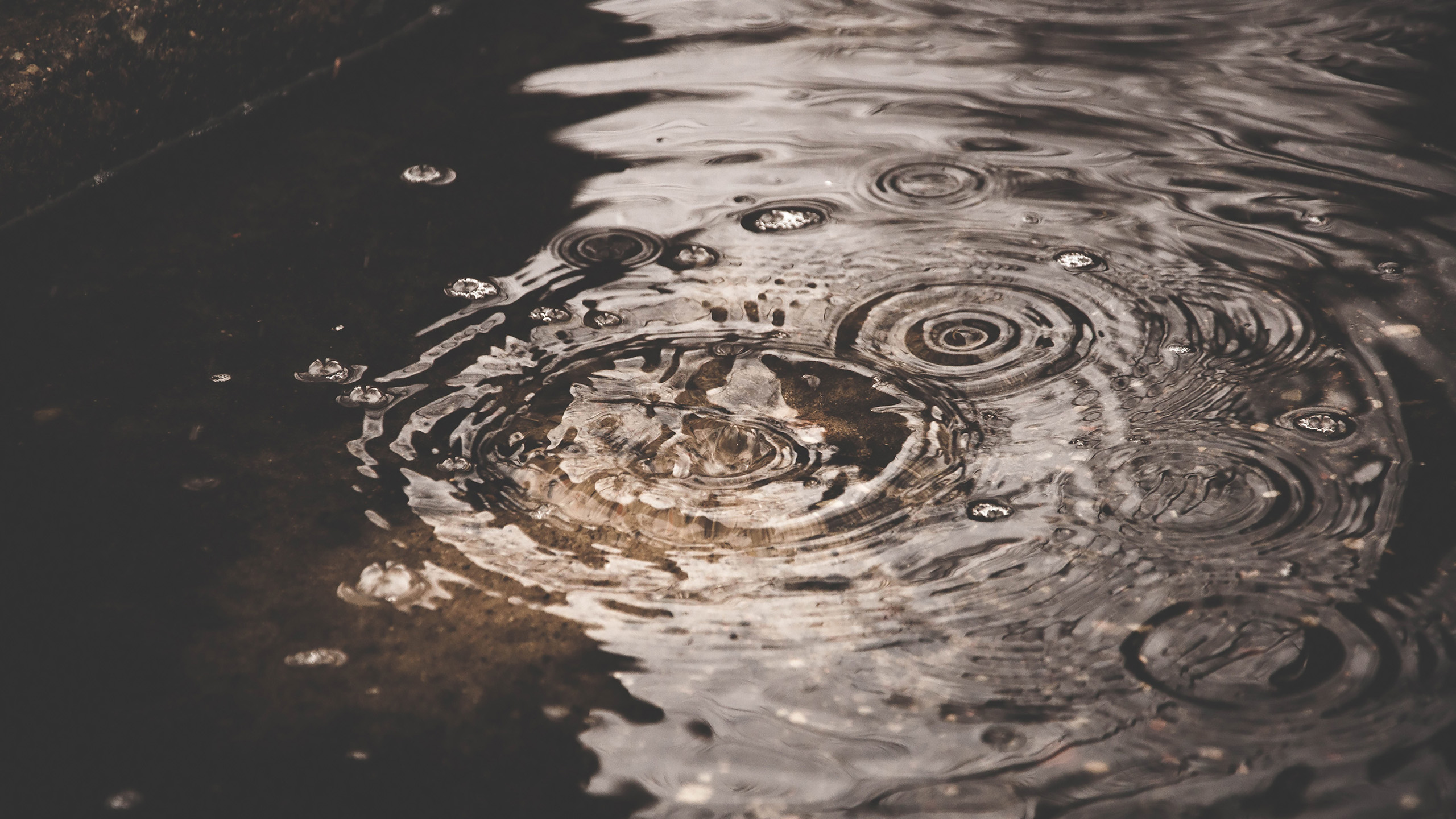 雨滴,水潭,淅沥沥