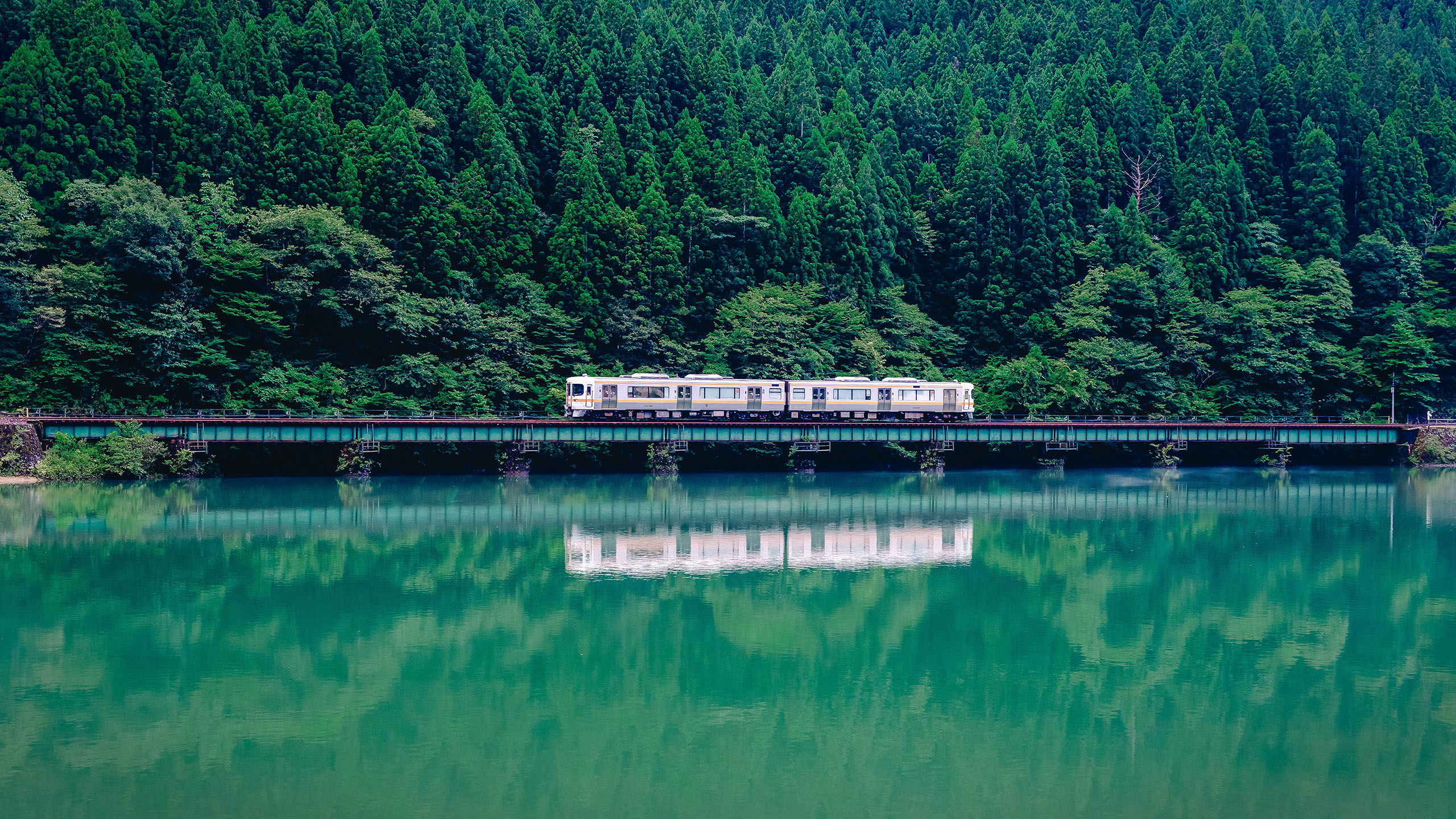 炎炎夏日,火车,倒影,青山绿水