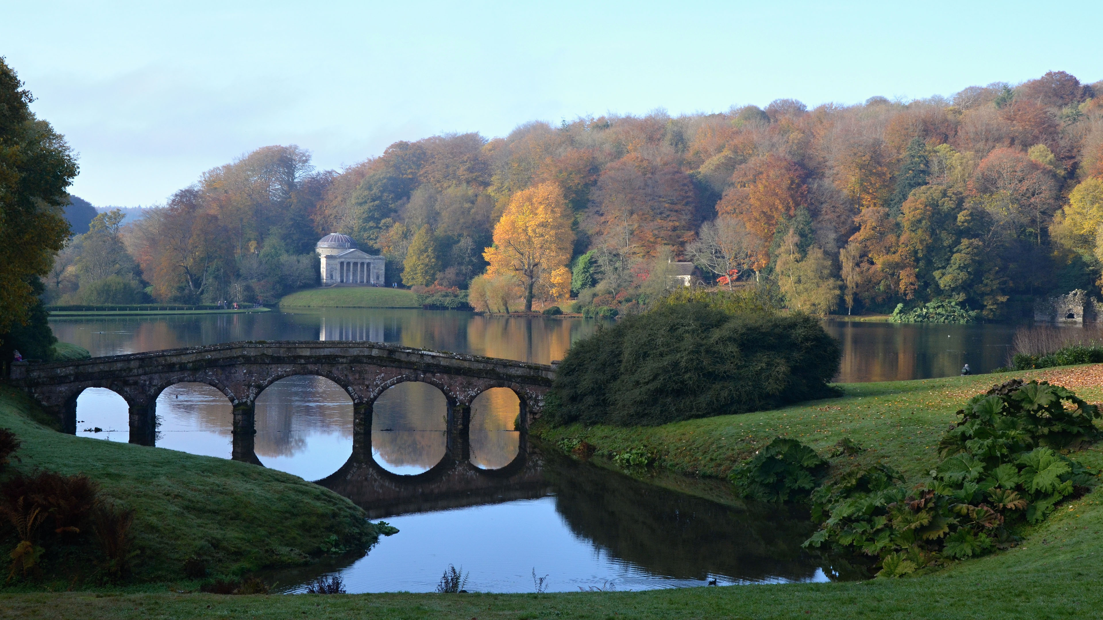 欧洲小镇,拱桥,树林,湖