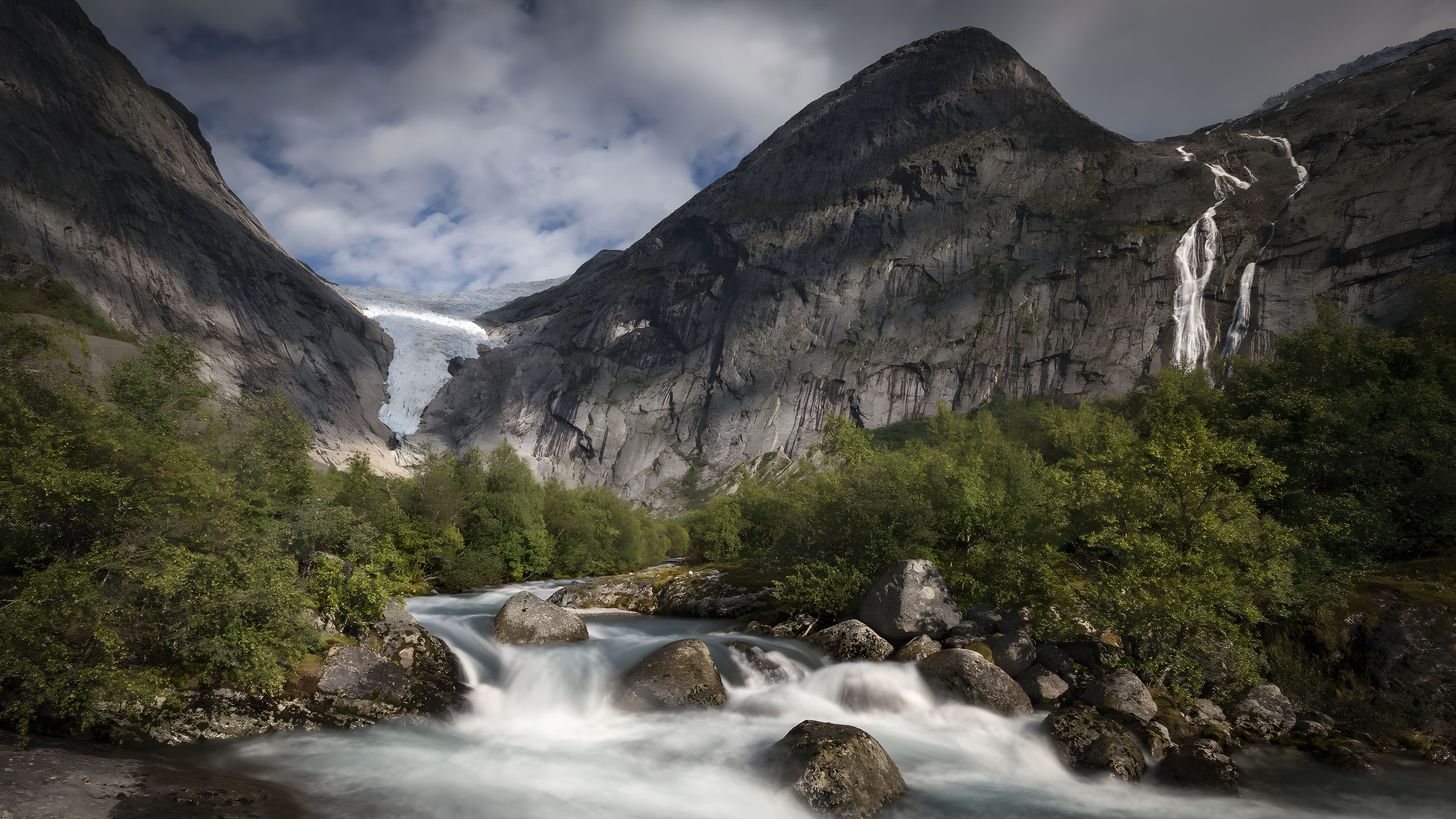 炎炎夏日,绿水青山,峡谷,河流