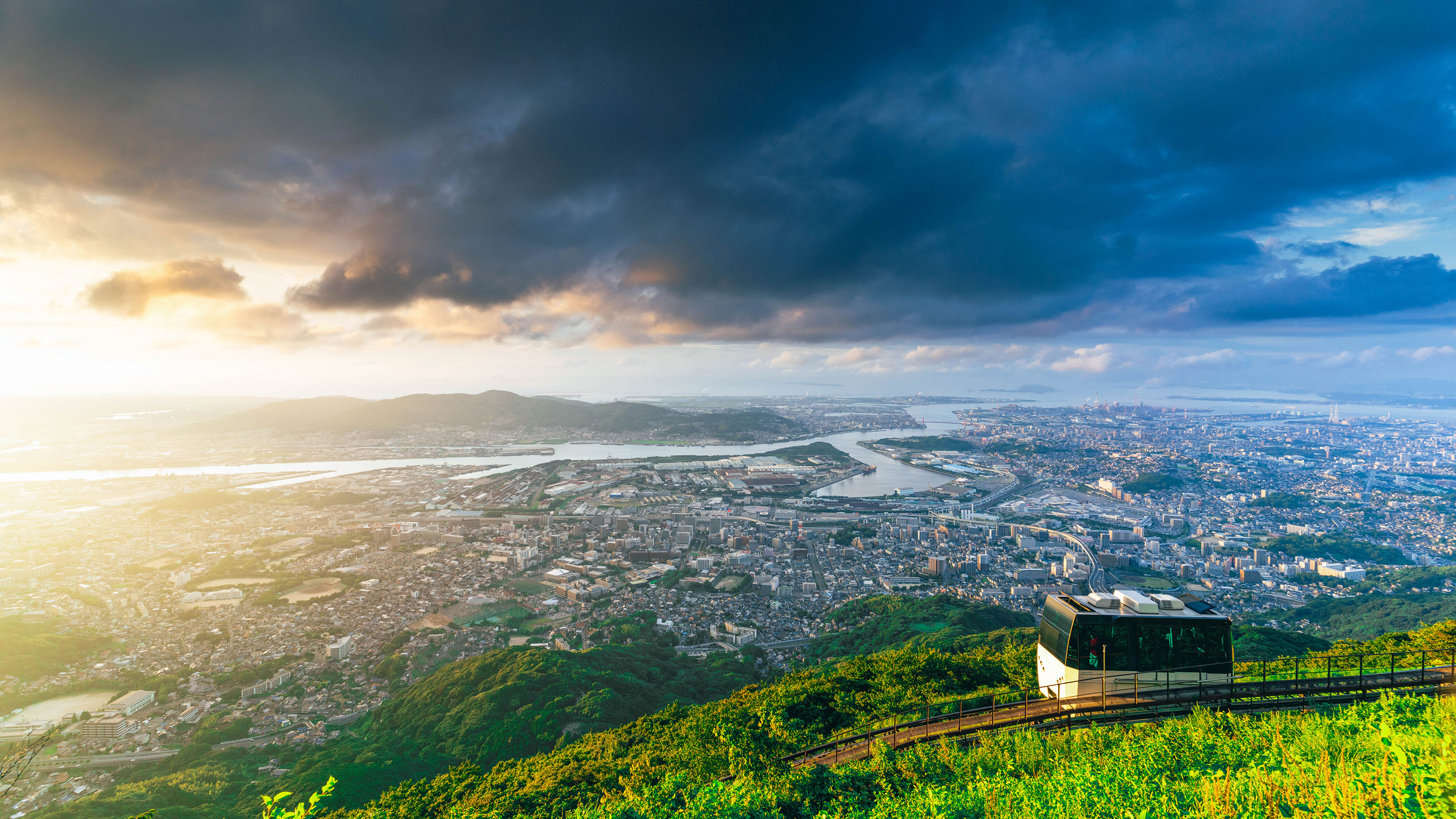 电车,俯瞰城市,乌云,一望无际