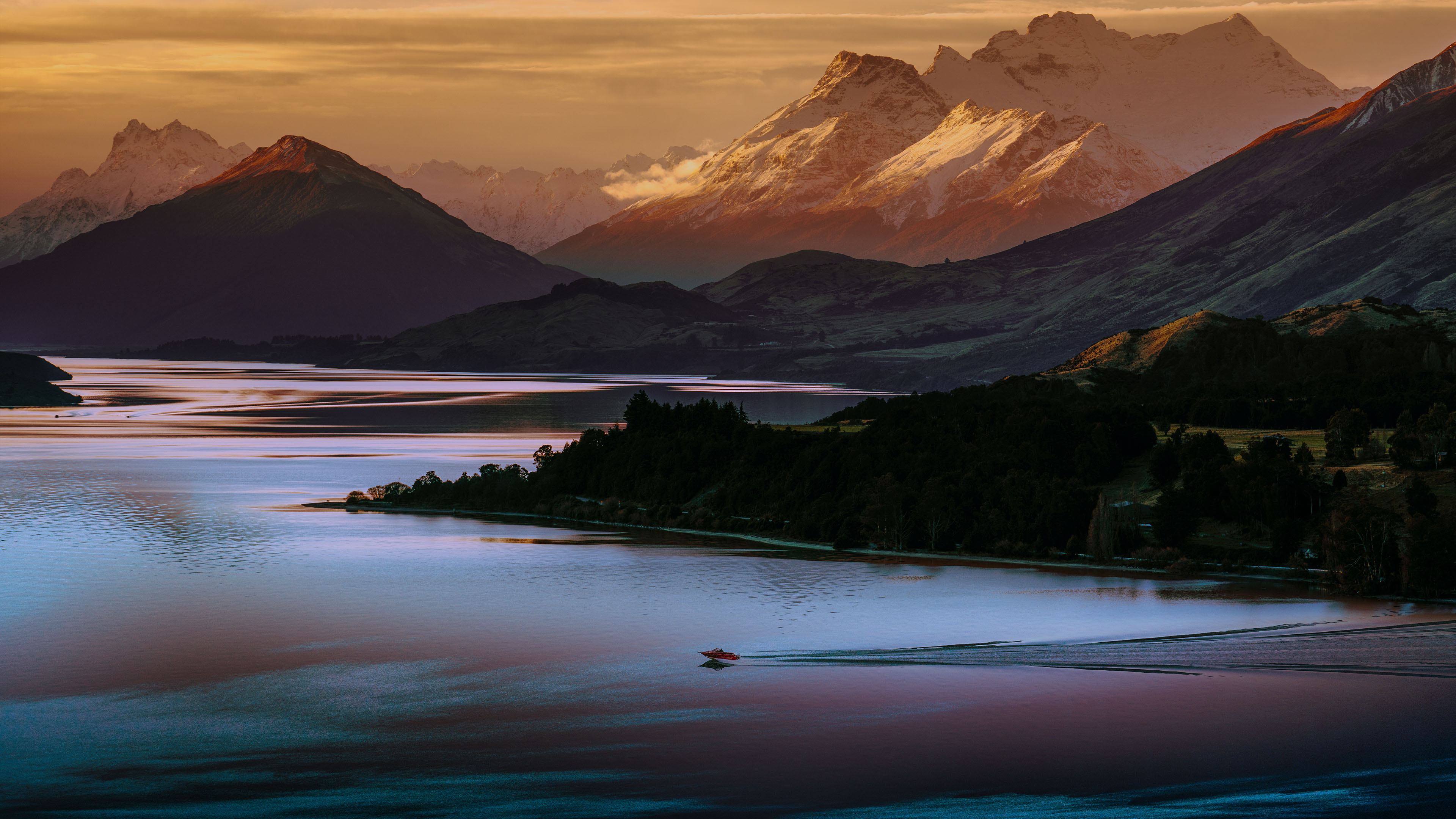 落日余晖,湖,快艇,雪山