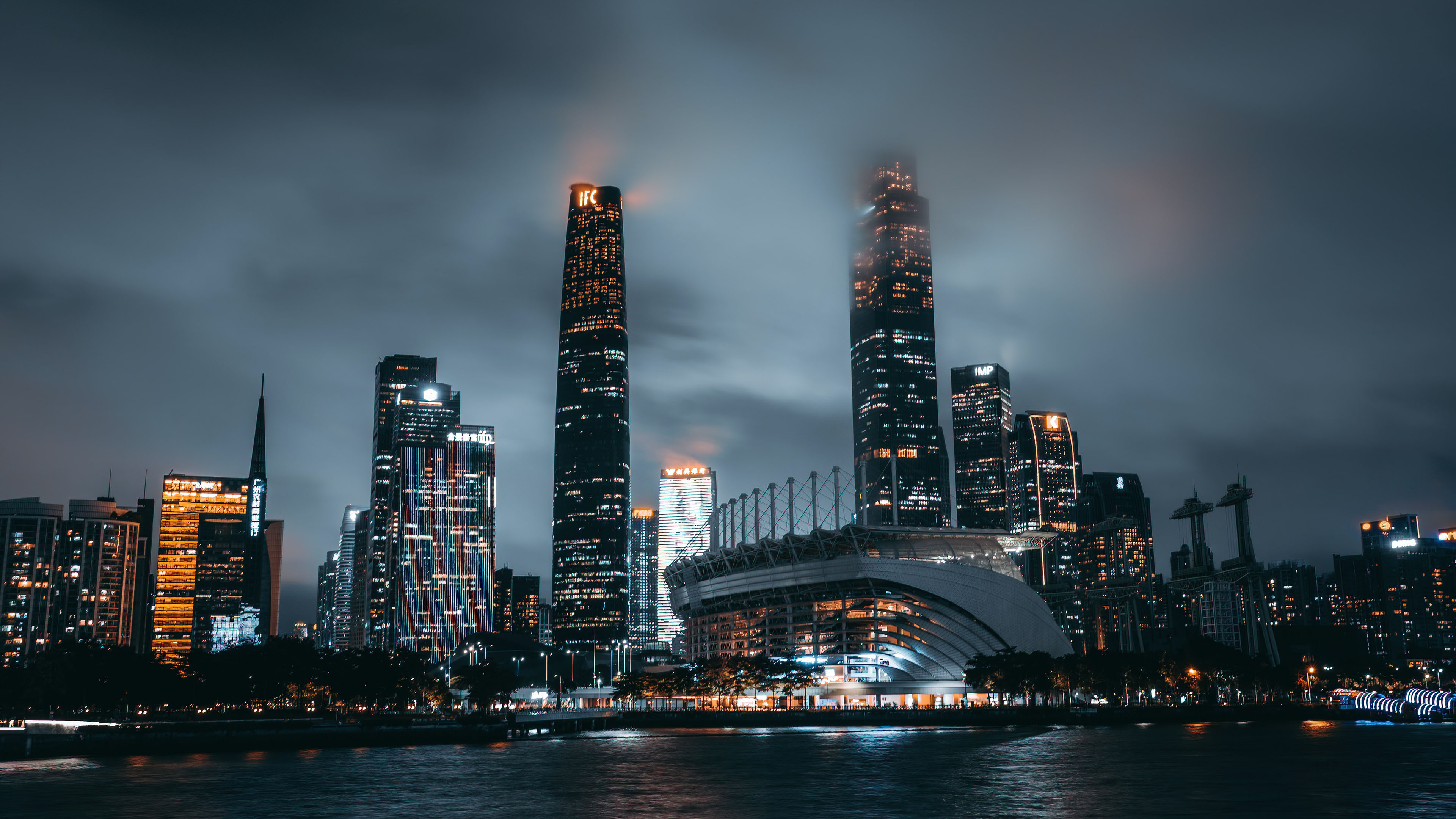 城市夜景,摩天大楼,灯光璀璨,云雾