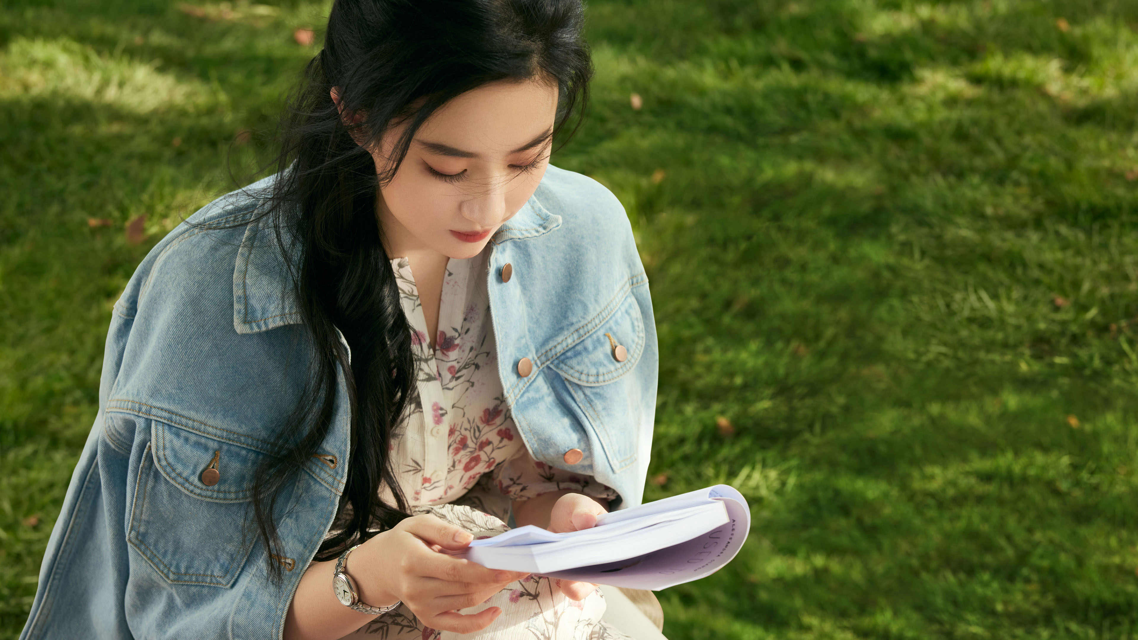 刘亦菲,看书,手表,草地