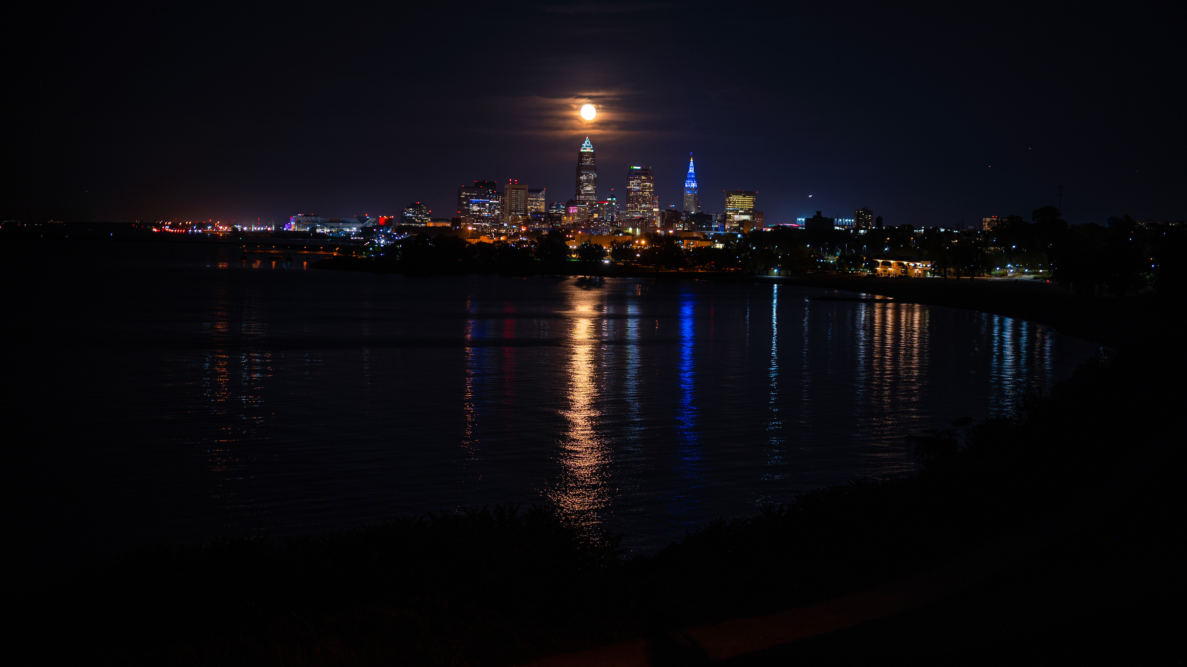城市夜景,海滨,明月,倒影