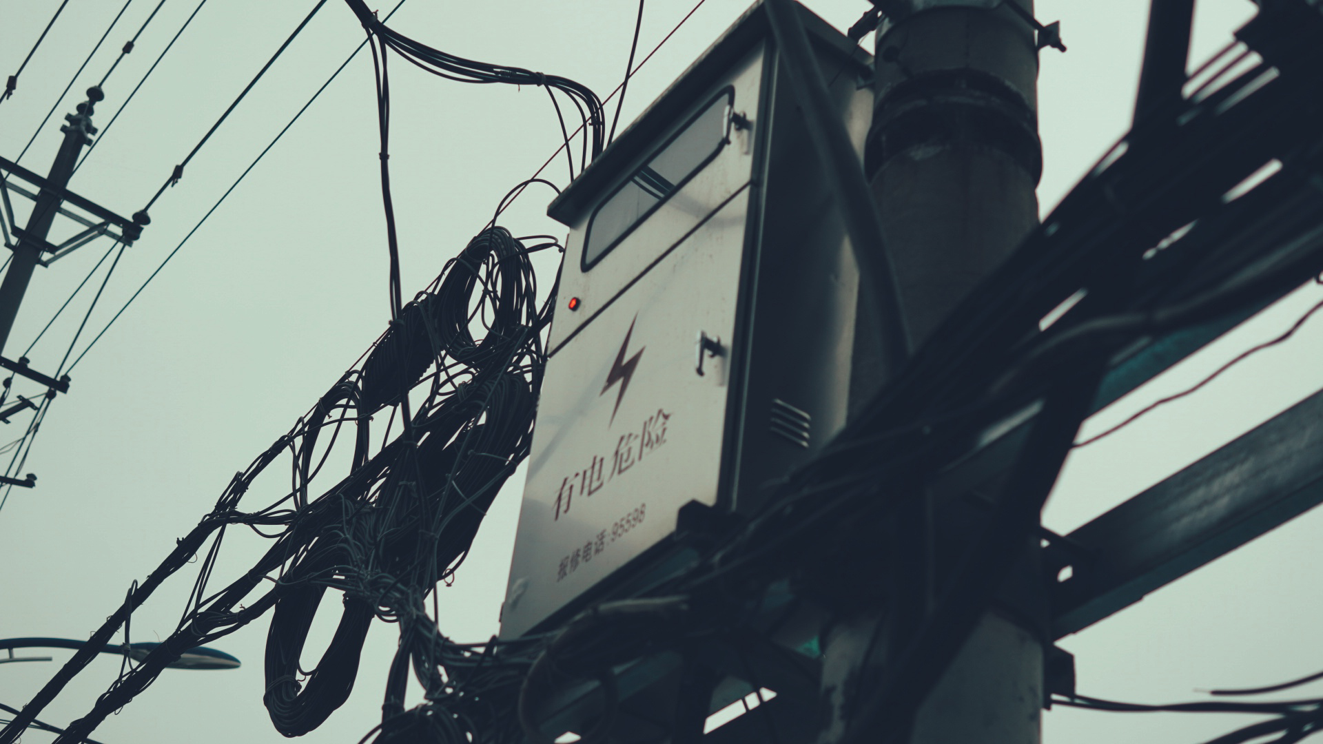 电线杆,变电箱,电力设施