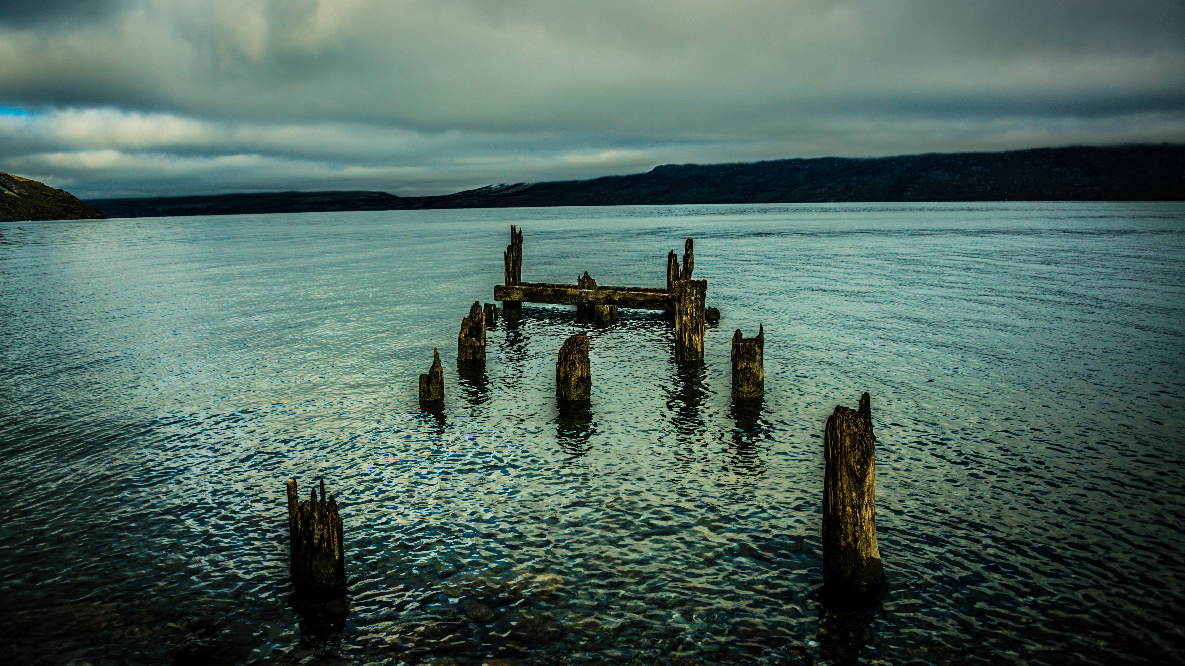自然风光,木桩,微波粼粼