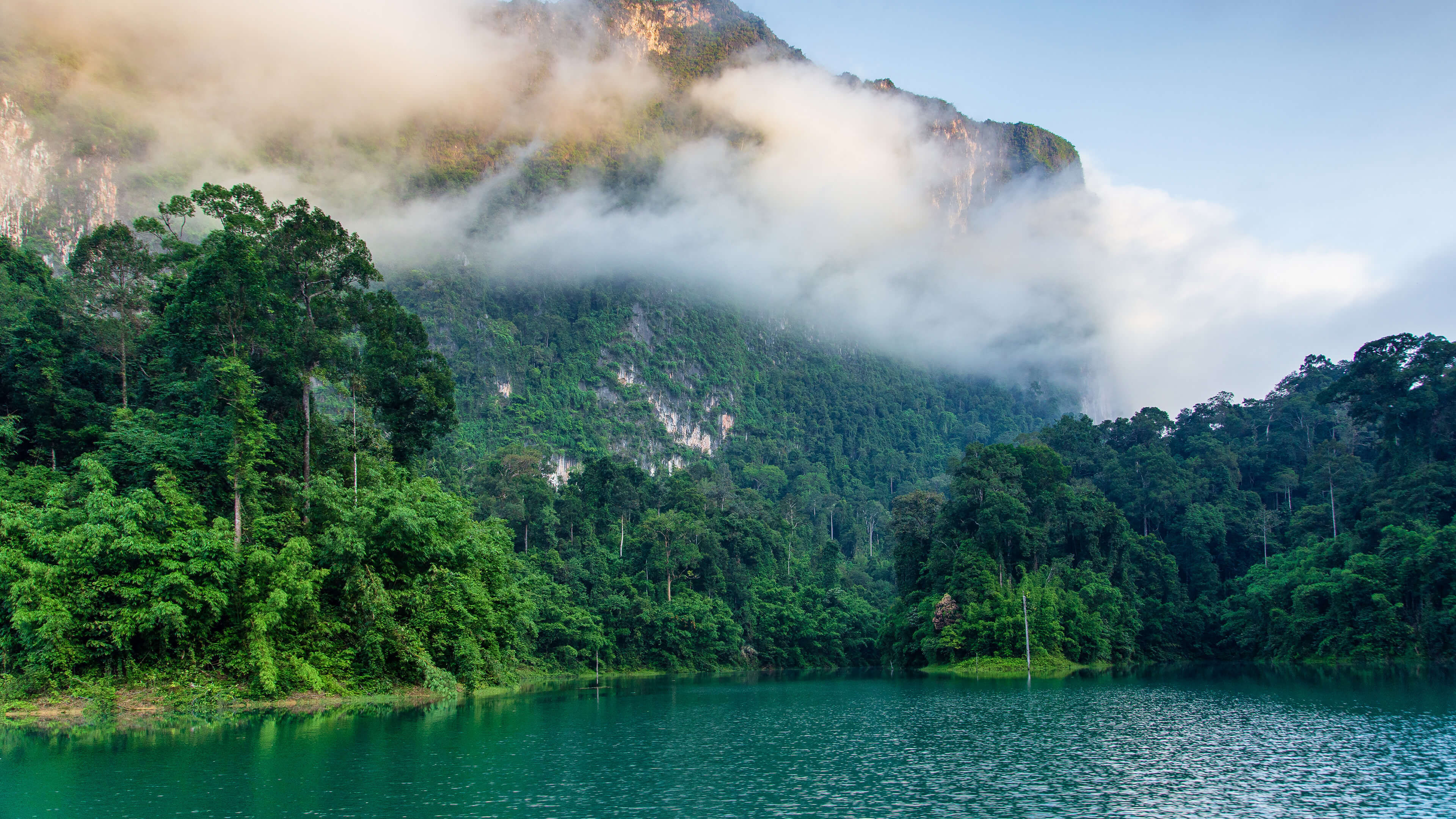 夏日炎炎,青山绿水,微波粼粼,云雾