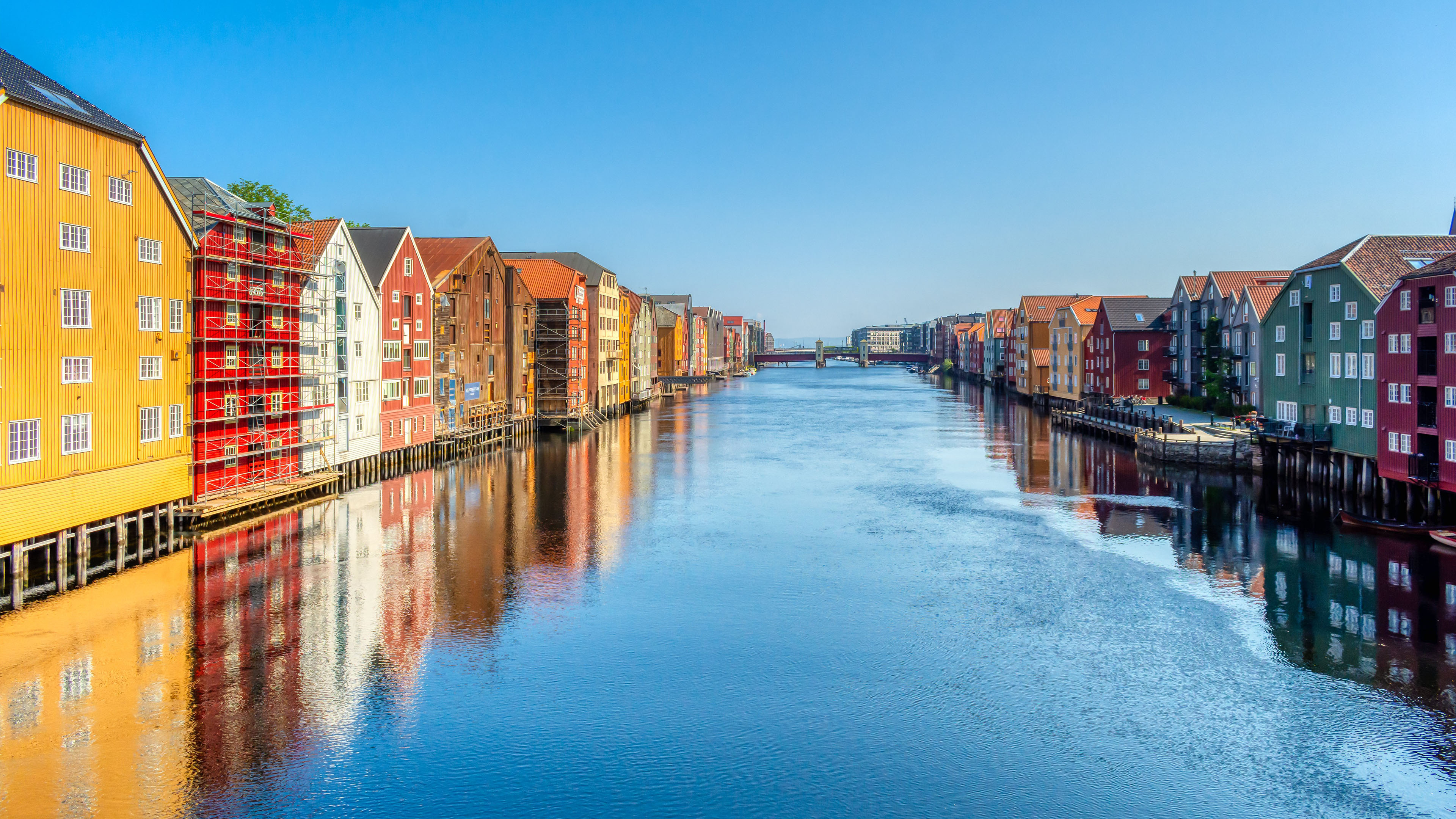 水上城市,蓝天,倒影,黄色房子