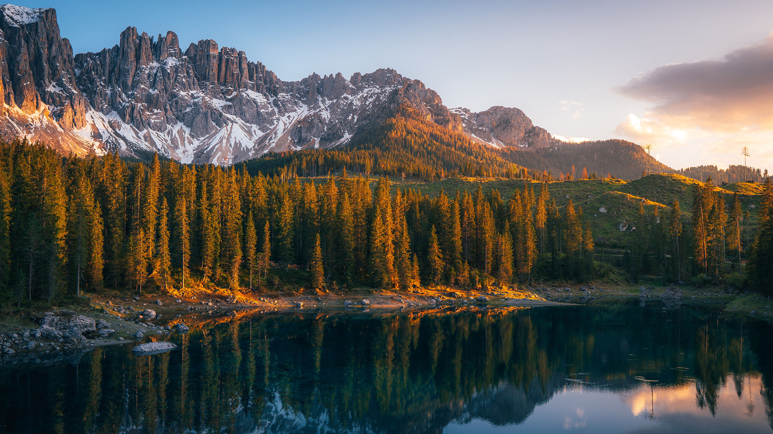 落日余晖,树林,雪山,湖中倒影