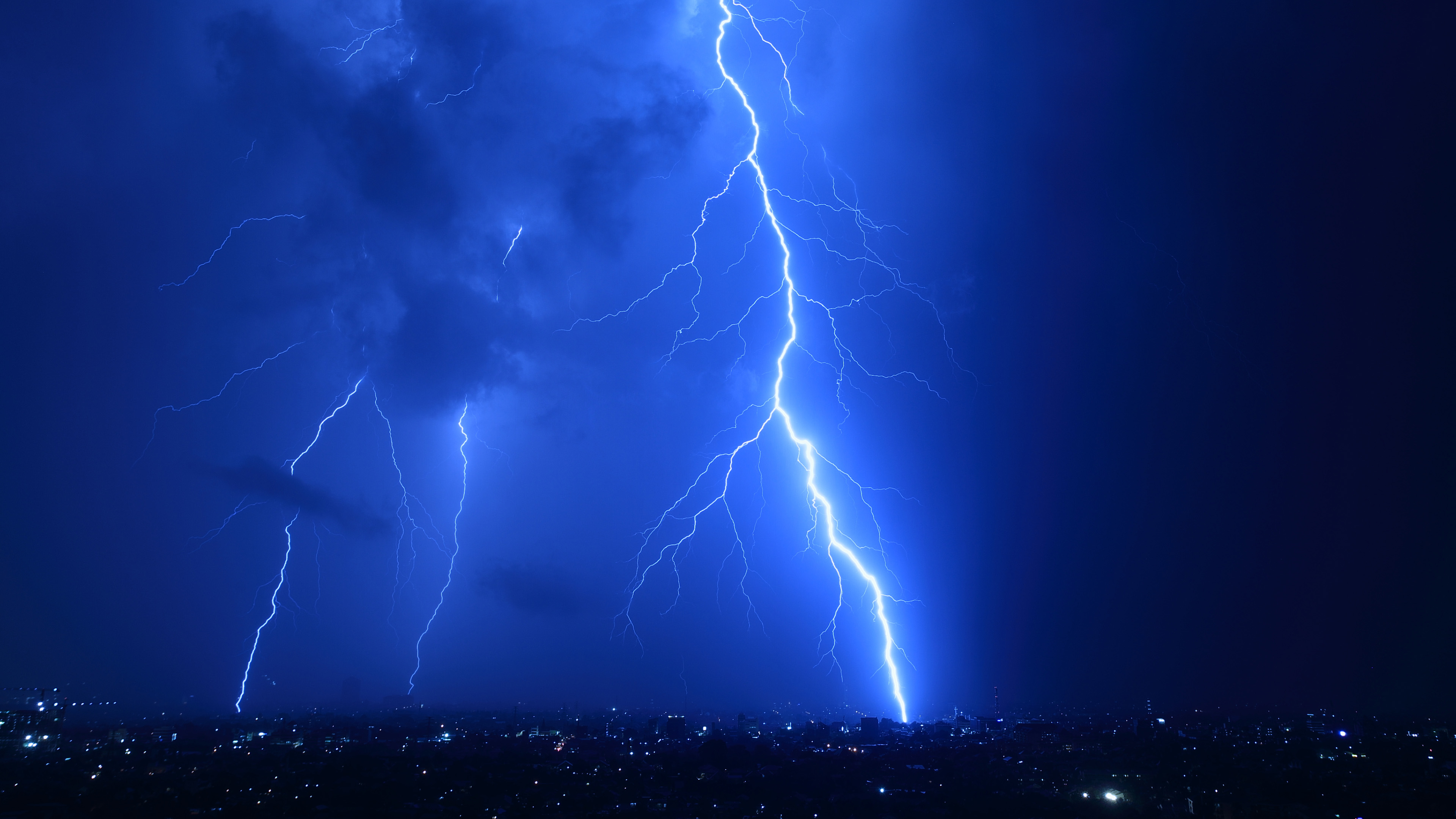 城市夜景,闪电,巨雷,深夜