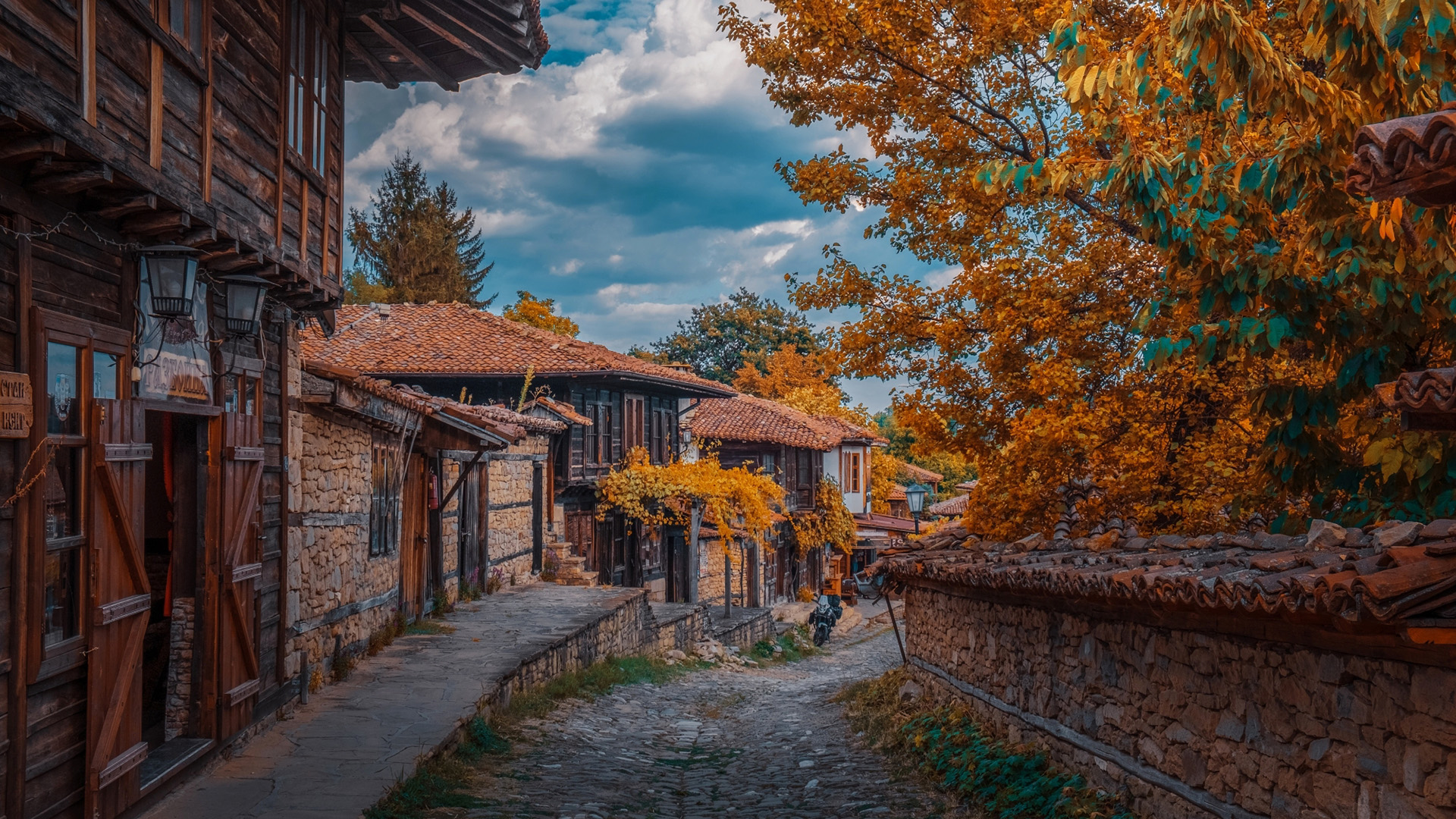 秋意正浓,小镇,街道,金黄树叶