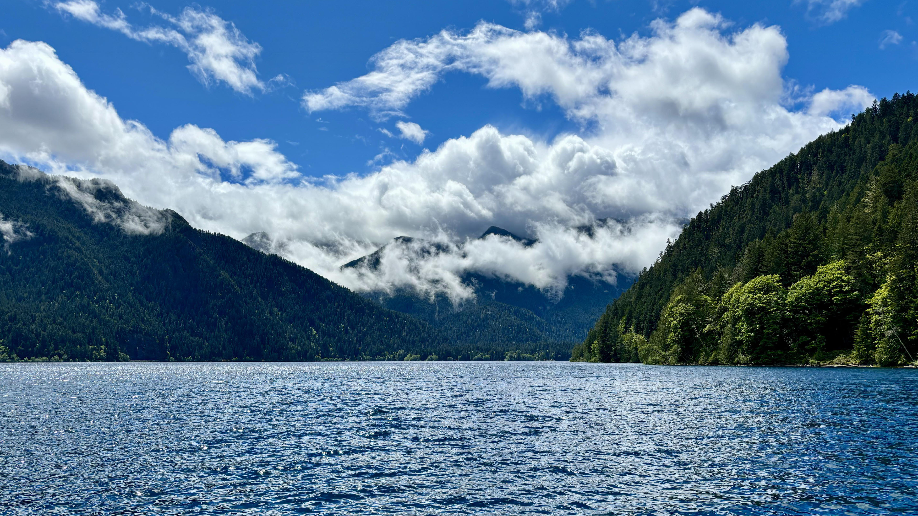 山谷,湖泊,微波粼粼,树林,白云