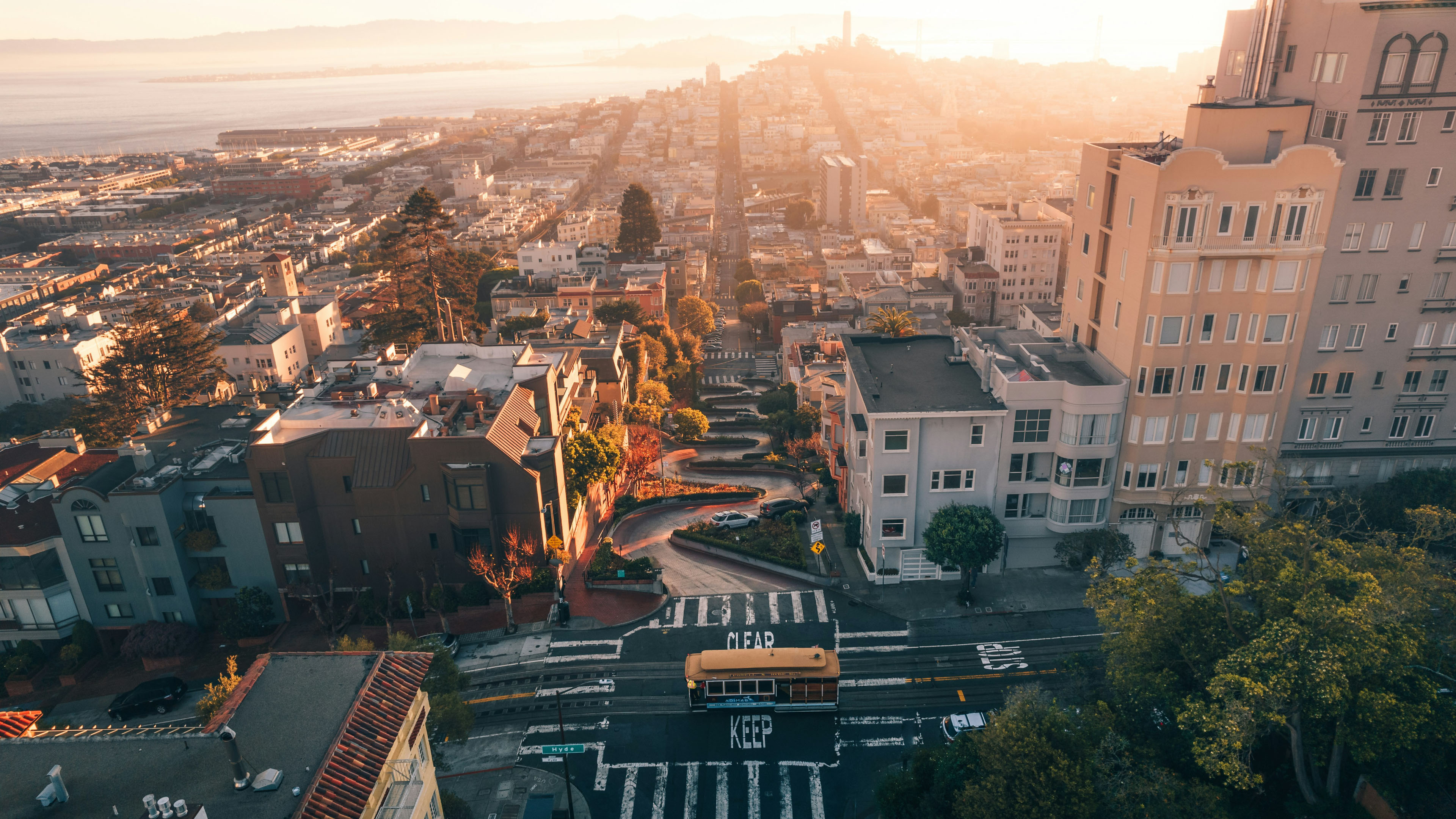 城市夜景,公交车,公路,建筑
