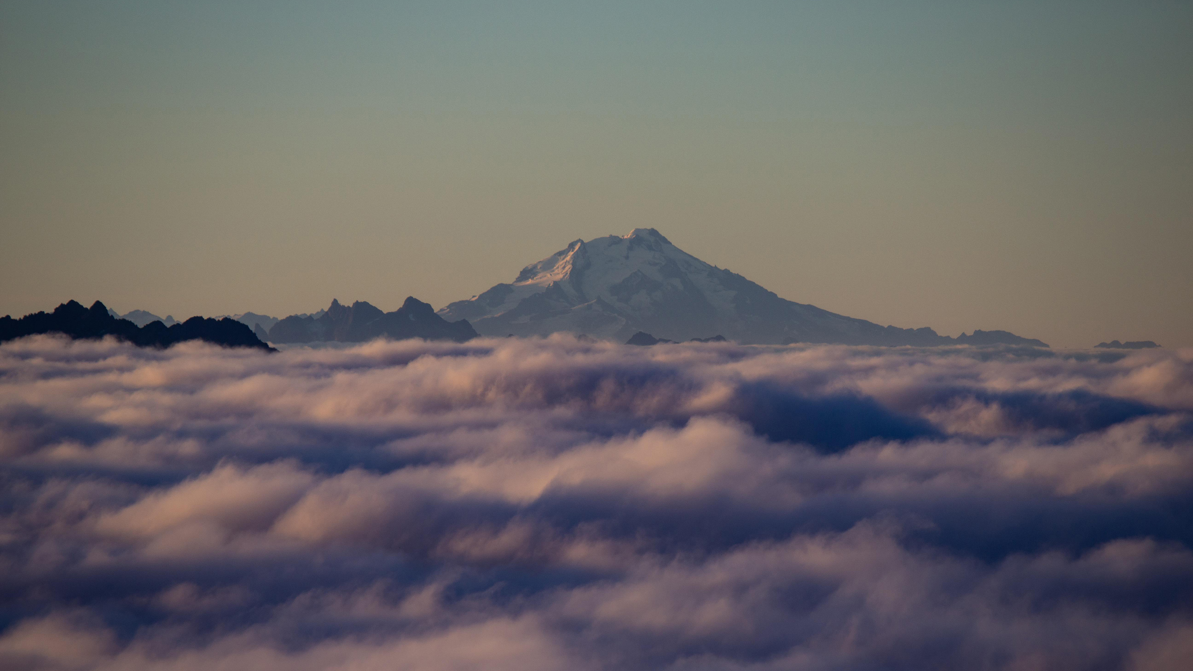 云海,山峰,云层之上