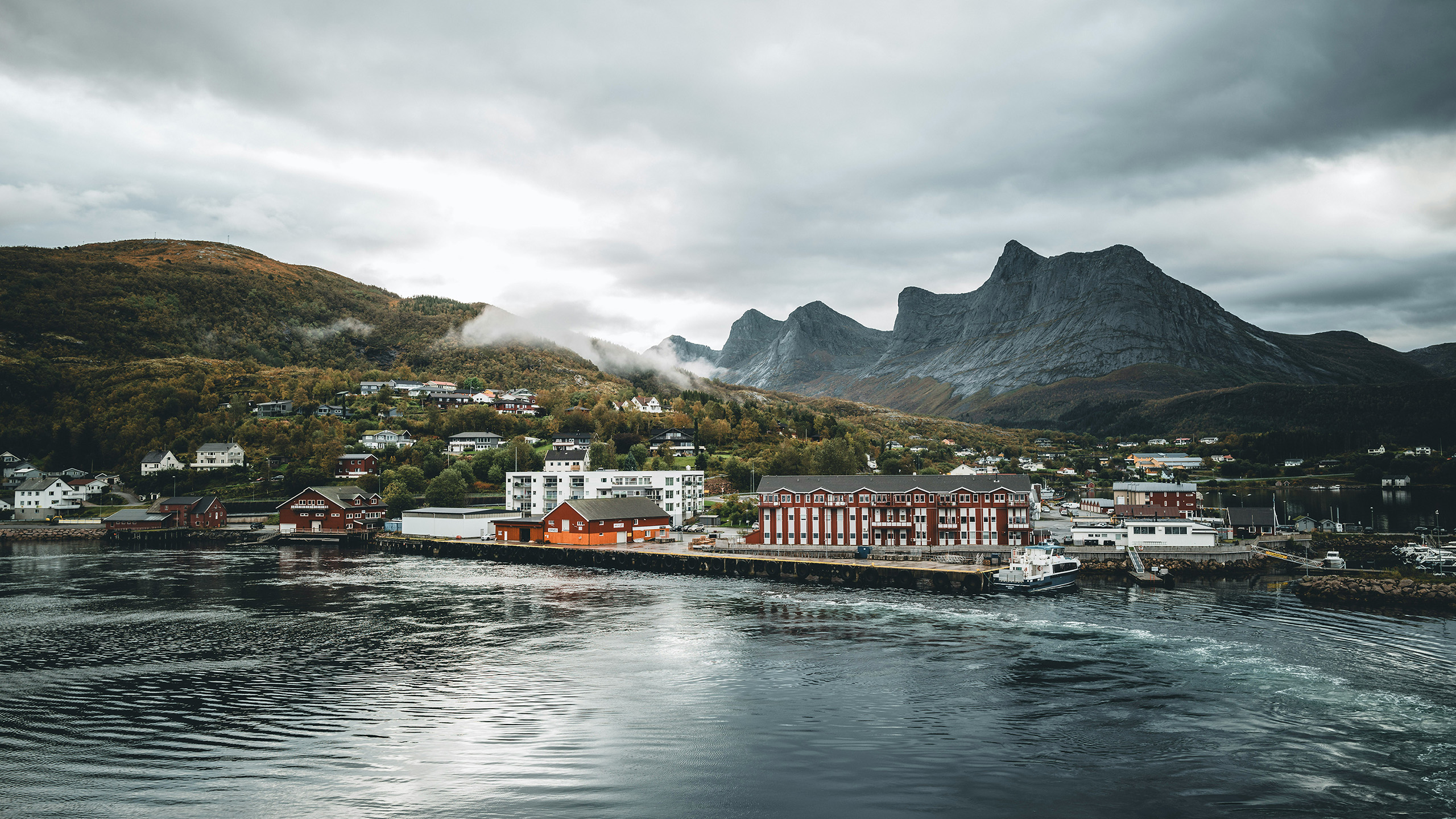海滨小镇,山脚,云雾,房屋