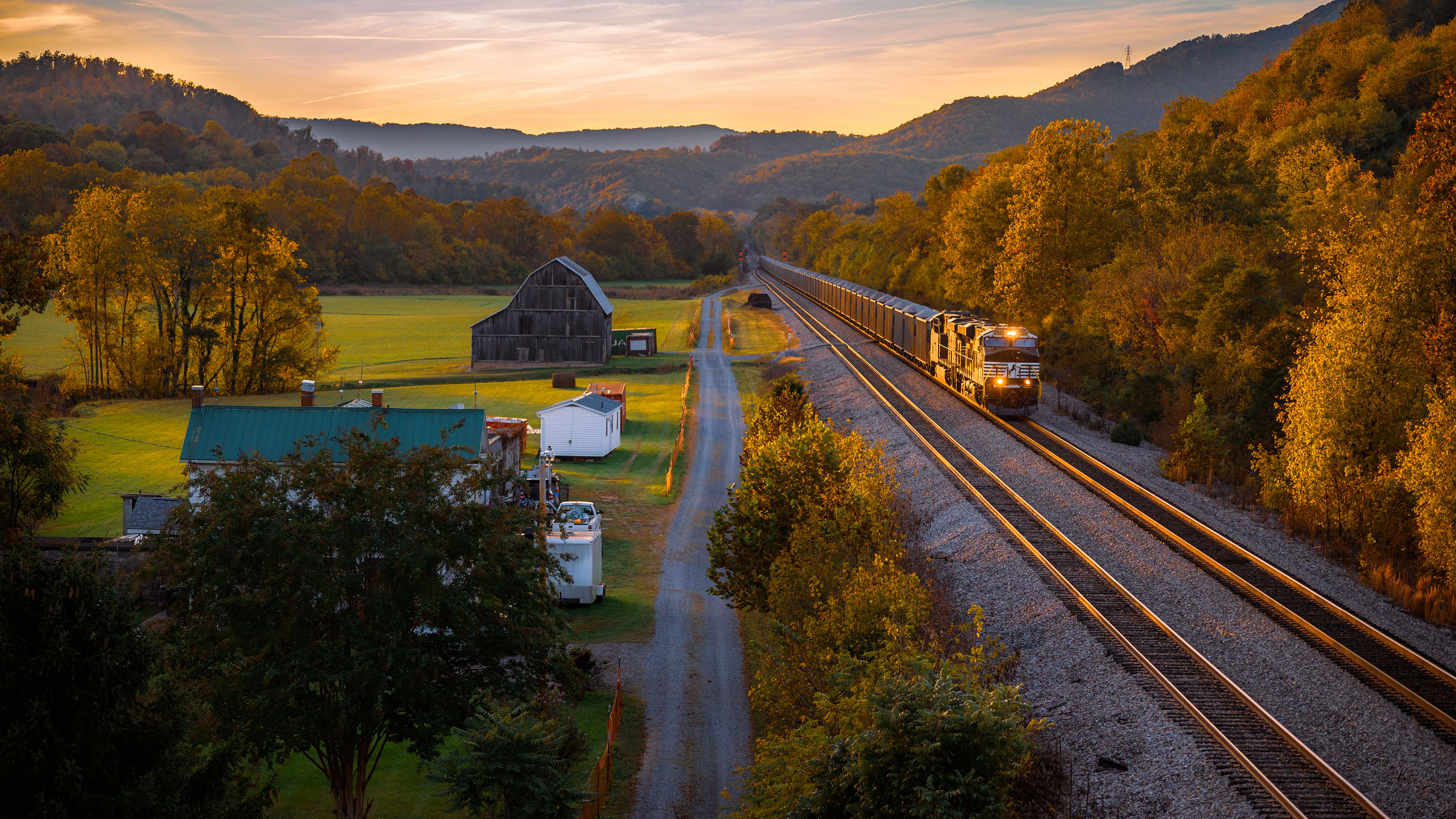村庄,火车,铁路,铁轨