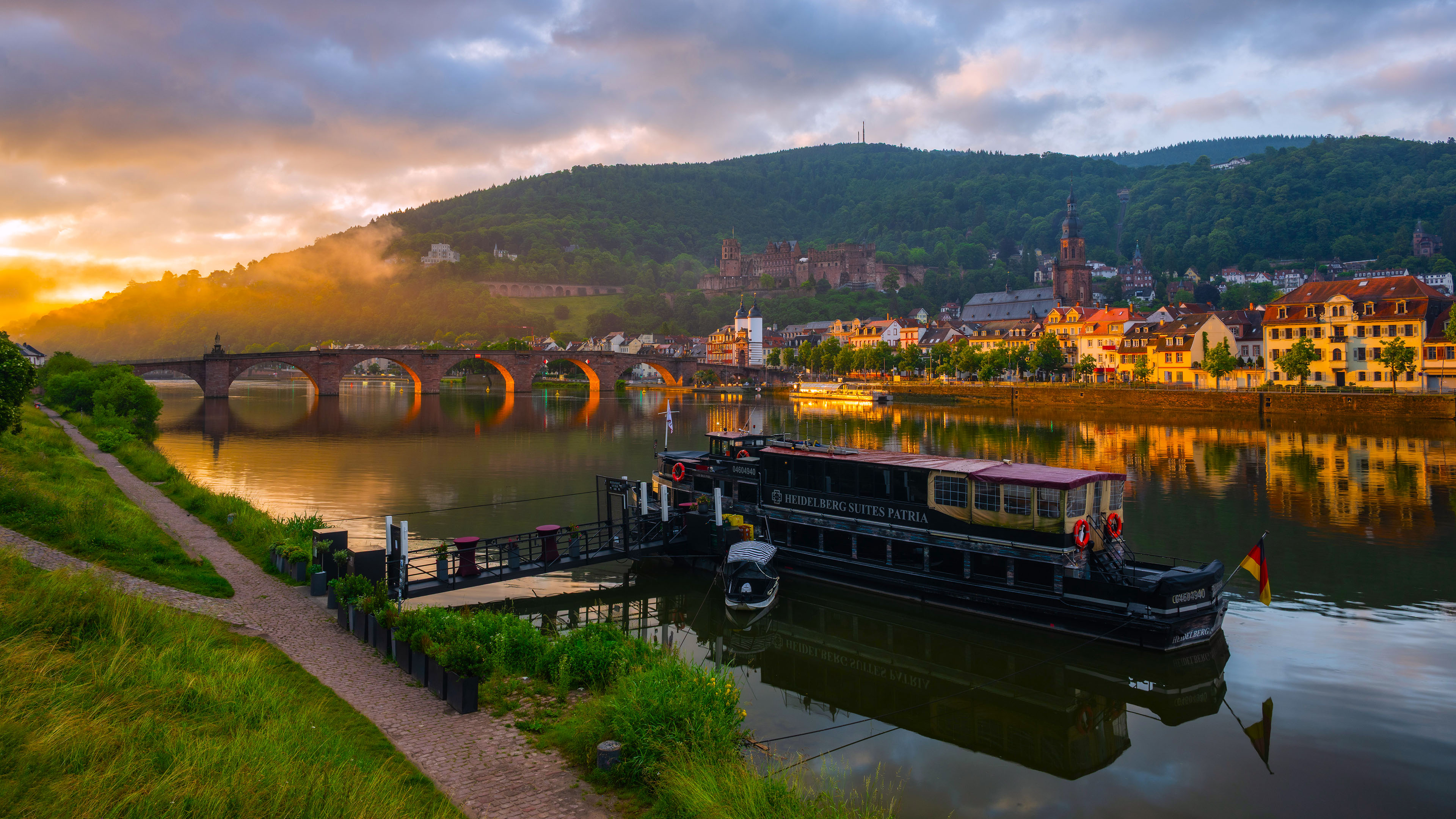 城市夜景,江边小镇,渡船